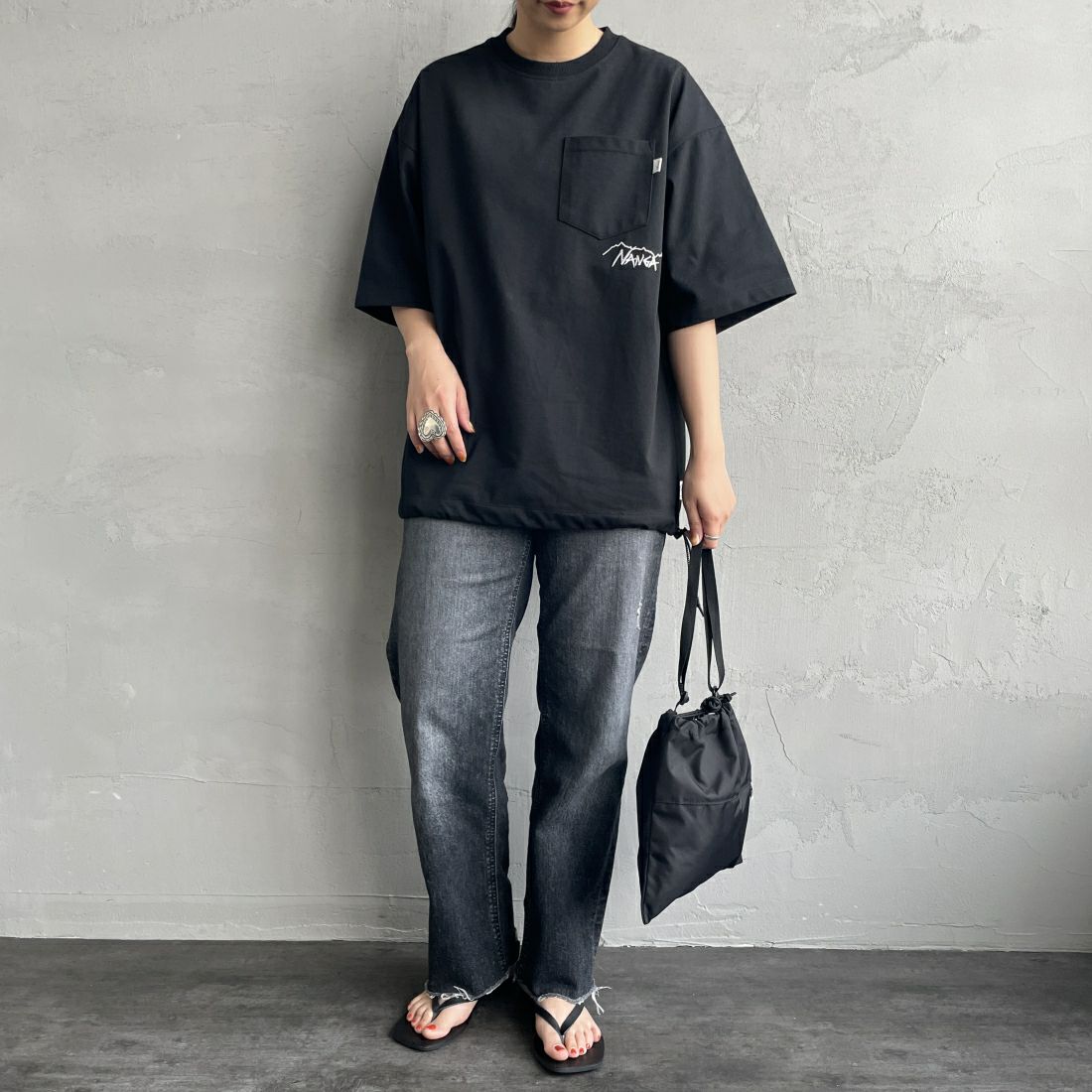 JEANSFACTORY × NANGA [ジーンズファクトリー × ナンガ] 別注 ルーズフィット ドローコードポケットTシャツ [NW25SS-JF5] BLACK &&モデル身長：156cm 着用サイズ：S&&