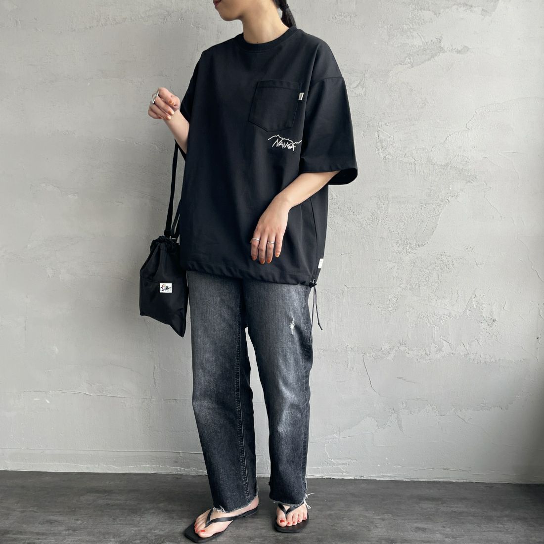 JEANSFACTORY × NANGA [ジーンズファクトリー × ナンガ] 別注 ルーズフィット ドローコードポケットTシャツ [NW25SS-JF5] BLACK &&モデル身長：156cm 着用サイズ：S&&