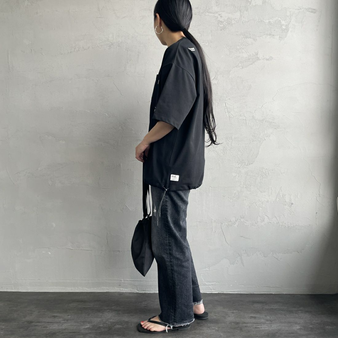 JEANSFACTORY × NANGA [ジーンズファクトリー × ナンガ] 別注 ルーズフィット ドローコードポケットTシャツ [NW25SS-JF5] BLACK &&モデル身長：156cm 着用サイズ：S&&