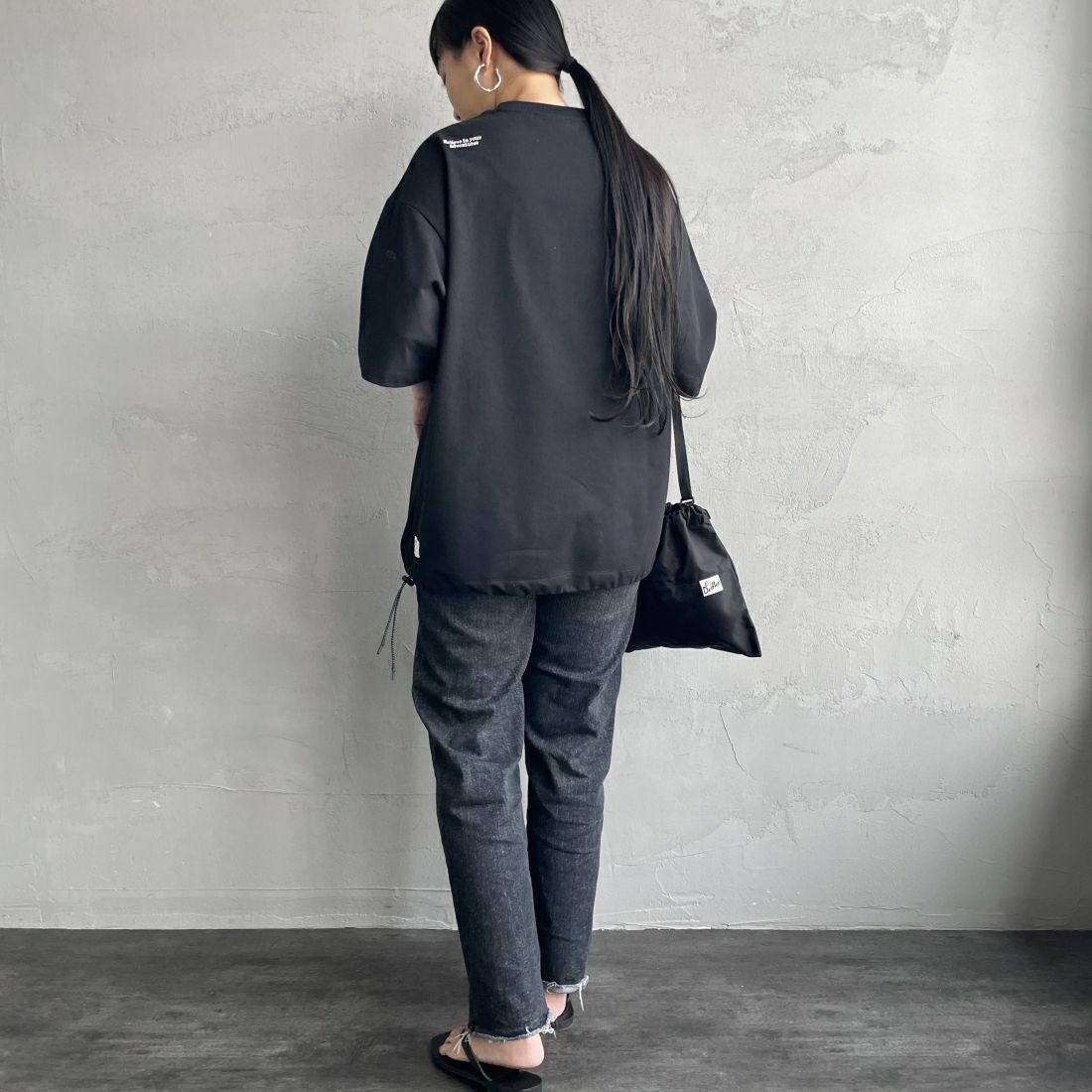 JEANSFACTORY × NANGA [ジーンズファクトリー × ナンガ] 別注 ルーズフィット ドローコードポケットTシャツ [NW25SS-JF5] BLACK &&モデル身長：156cm 着用サイズ：S&&