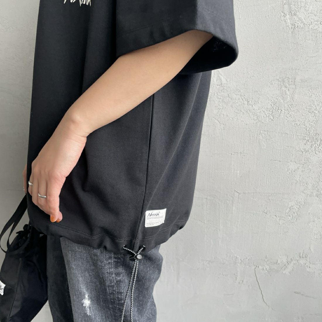 JEANSFACTORY × NANGA [ジーンズファクトリー × ナンガ] 別注 ルーズフィット ドローコードポケットTシャツ [NW25SS-JF5] BLACK
