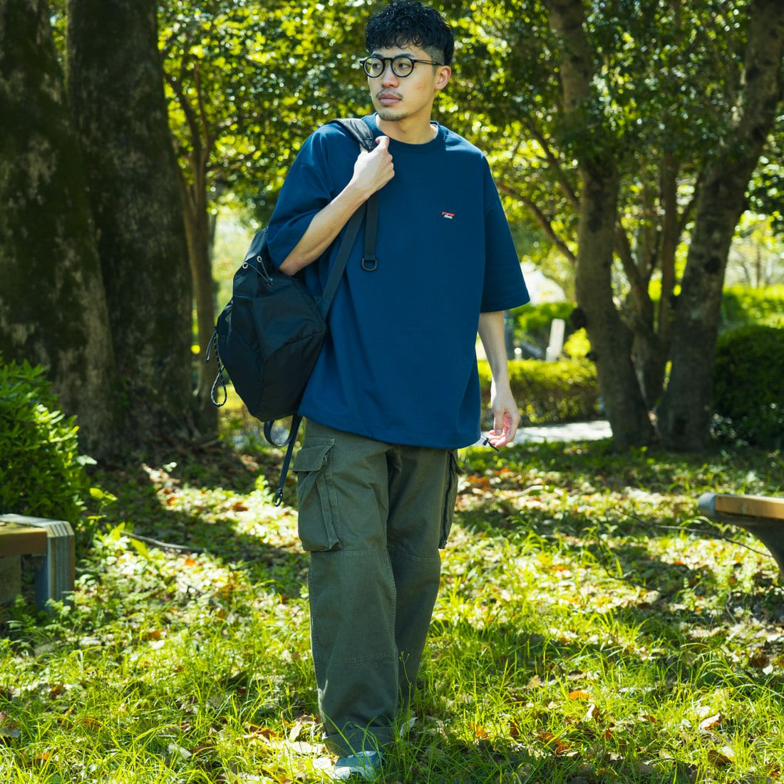 JEANSFACTORY × NANGA [ジーンズファクトリー × ナンガ] 別注 ワンポイントロゴ刺繍 ルーズフィットドローコードTシャツ [NW25SS-JF4] NAVY &&モデル身長：168cm 着用サイズ：L&&