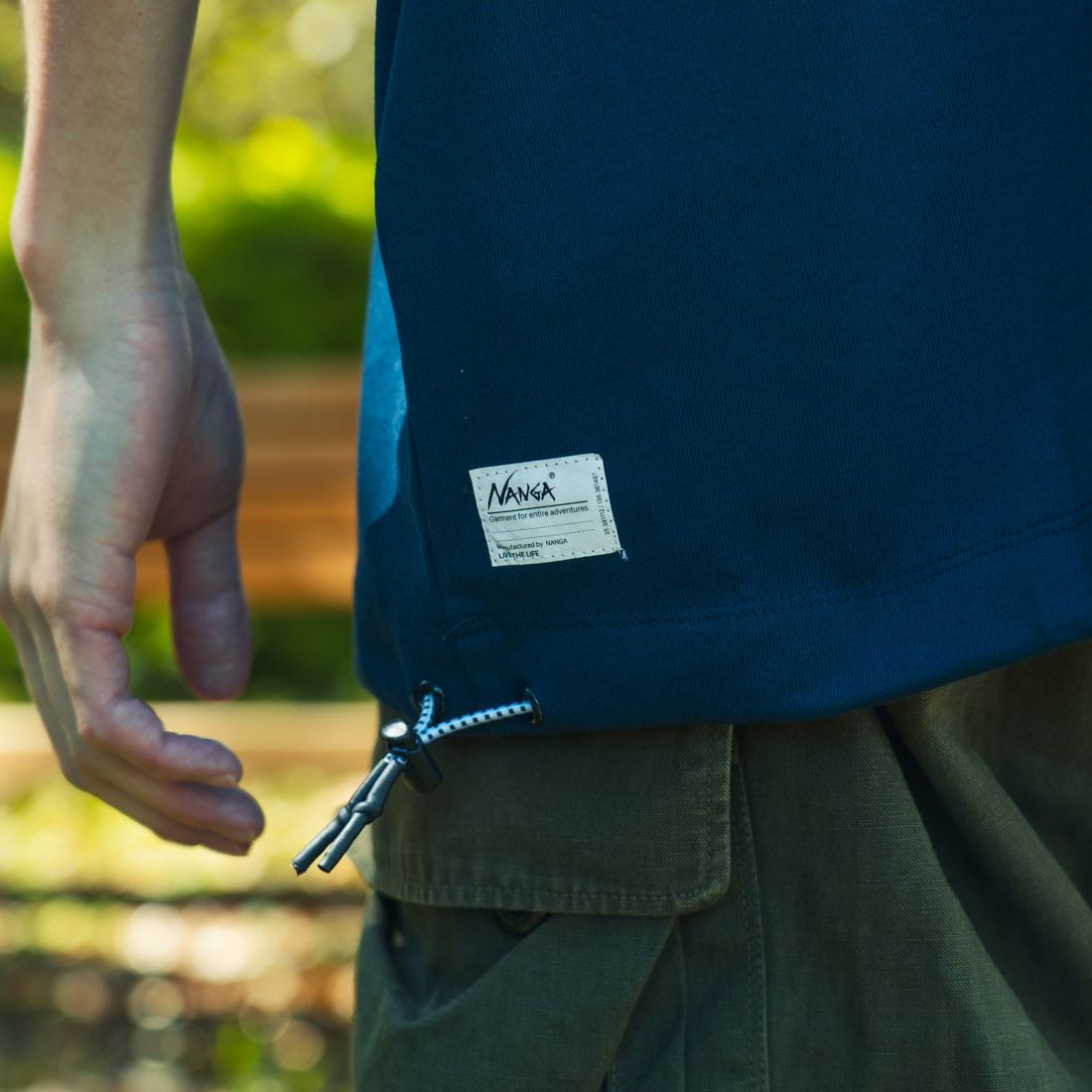 JEANSFACTORY × NANGA [ジーンズファクトリー × ナンガ] 別注 ワンポイントロゴ刺繍 ルーズフィットドローコードTシャツ [NW25SS-JF4] NAVY