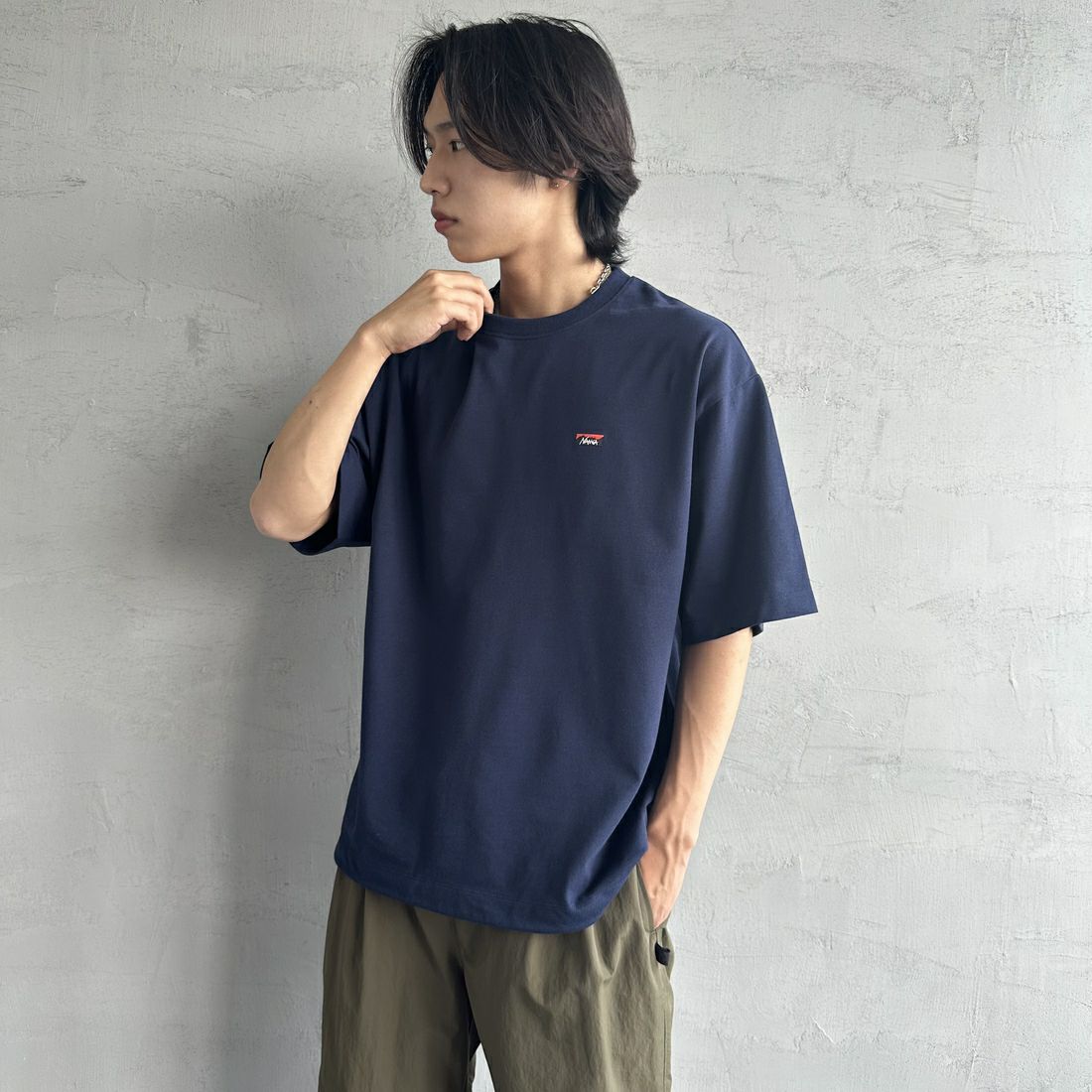 JEANSFACTORY × NANGA [ジーンズファクトリー × ナンガ] 別注 ワンポイントロゴ刺繍 ルーズフィットドローコードTシャツ [NW25SS-JF4] NAVY &&モデル身長：179cm 着用サイズ：L&&