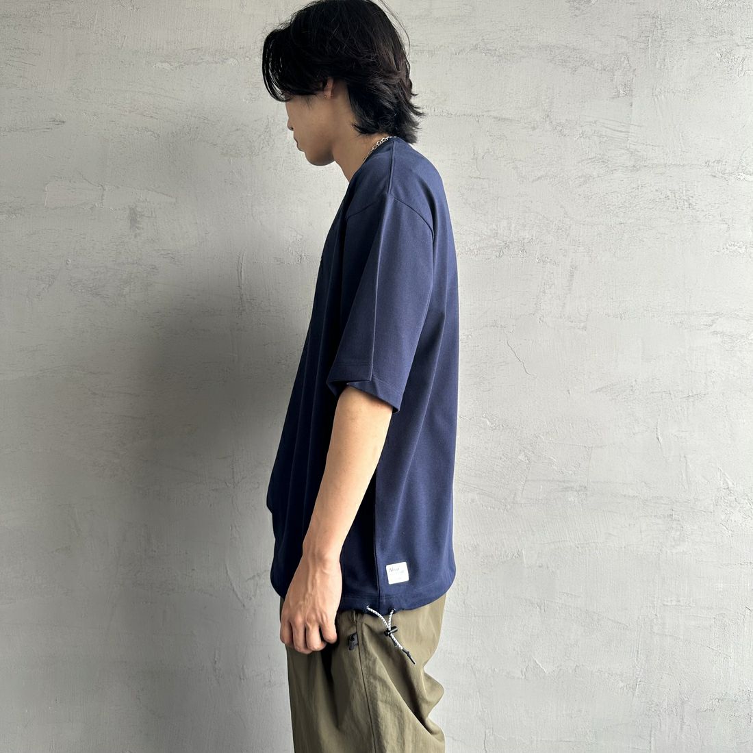 JEANSFACTORY × NANGA [ジーンズファクトリー × ナンガ] 別注 ワンポイントロゴ刺繍 ルーズフィットドローコードTシャツ [NW25SS-JF4] NAVY &&モデル身長：179cm 着用サイズ：L&&