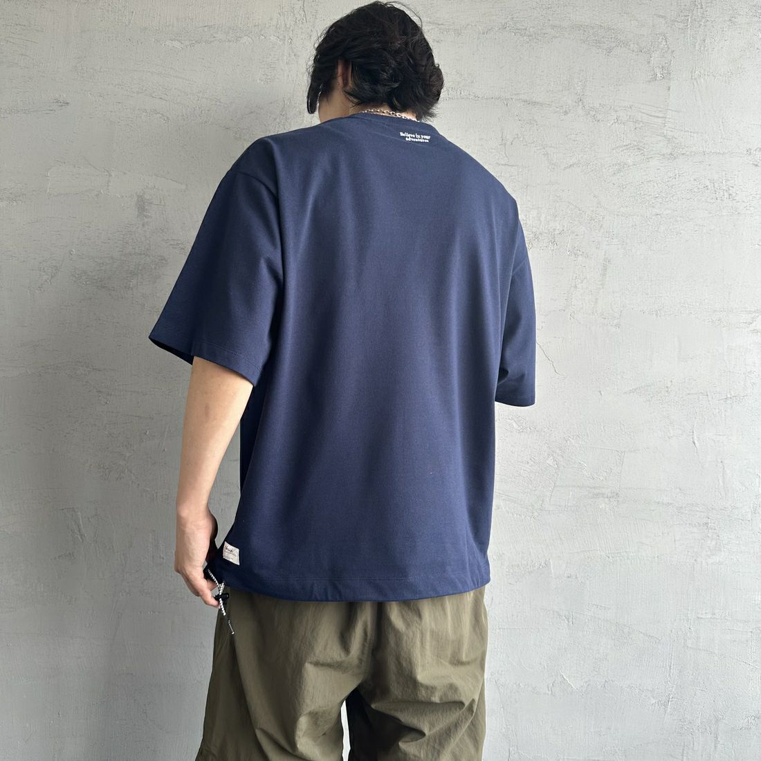 JEANSFACTORY × NANGA [ジーンズファクトリー × ナンガ] 別注 ワンポイントロゴ刺繍 ルーズフィットドローコードTシャツ [NW25SS-JF4] NAVY &&モデル身長：179cm 着用サイズ：L&&