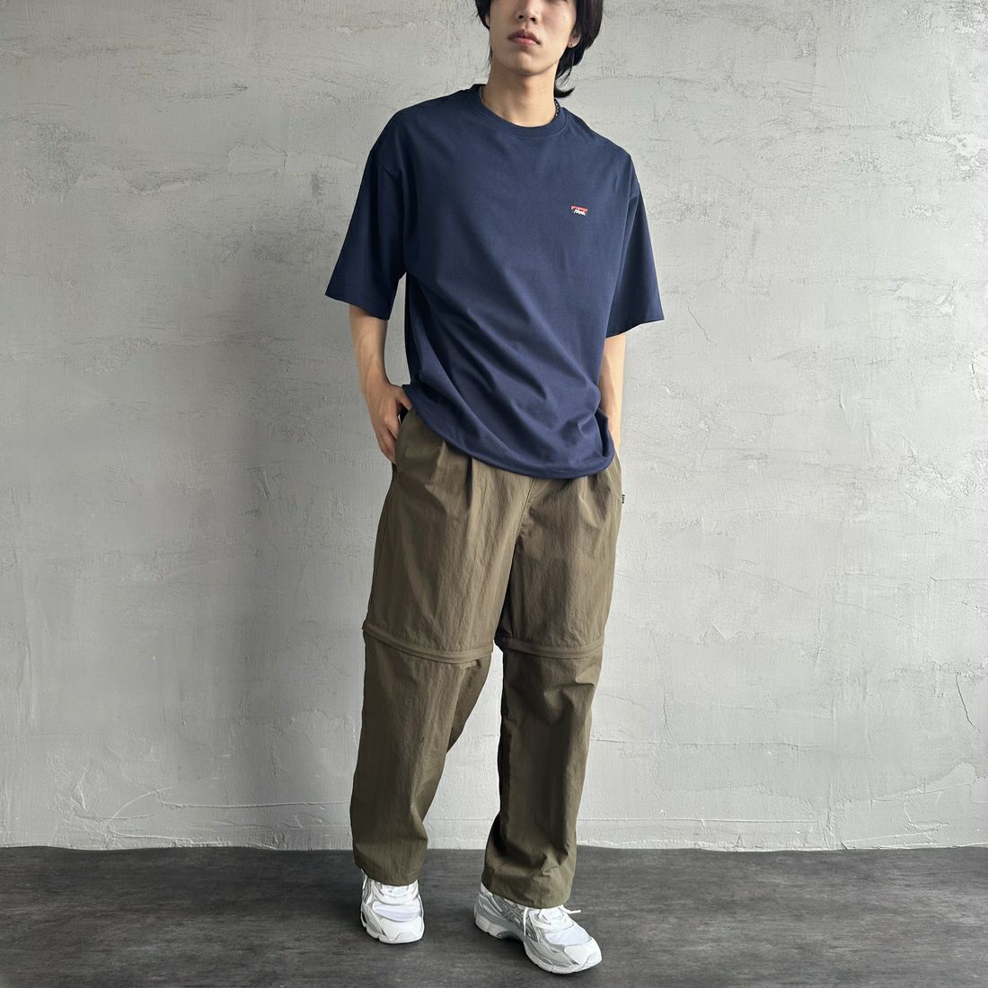 JEANSFACTORY × NANGA [ジーンズファクトリー × ナンガ] 別注 ワンポイントロゴ刺繍 ルーズフィットドローコードTシャツ [NW25SS-JF4] NAVY &&モデル身長：179cm 着用サイズ：L&&