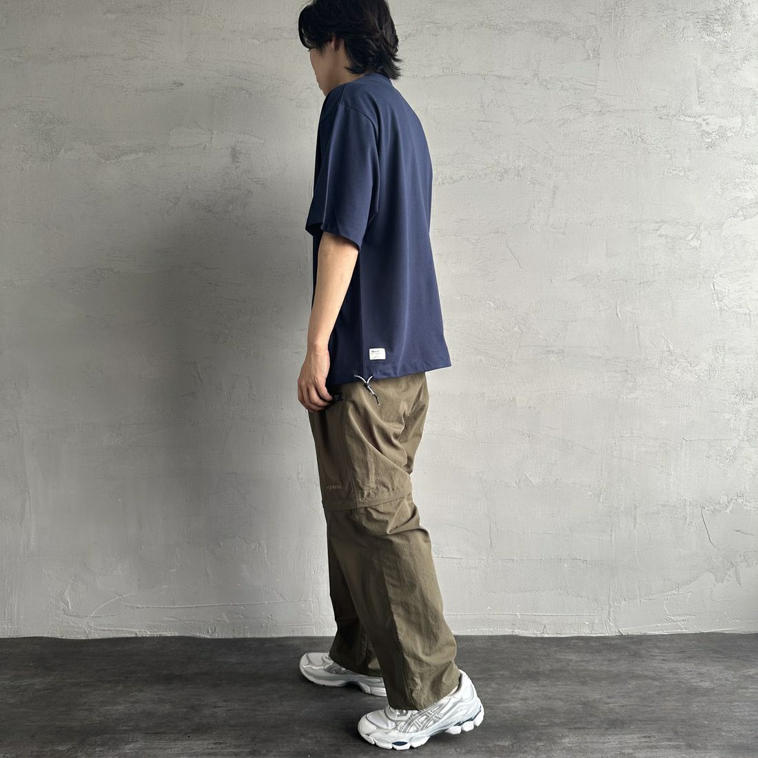 JEANSFACTORY × NANGA [ジーンズファクトリー × ナンガ] 別注 ワンポイントロゴ刺繍 ルーズフィットドローコードTシャツ [NW25SS-JF4] NAVY &&モデル身長：179cm 着用サイズ：L&&