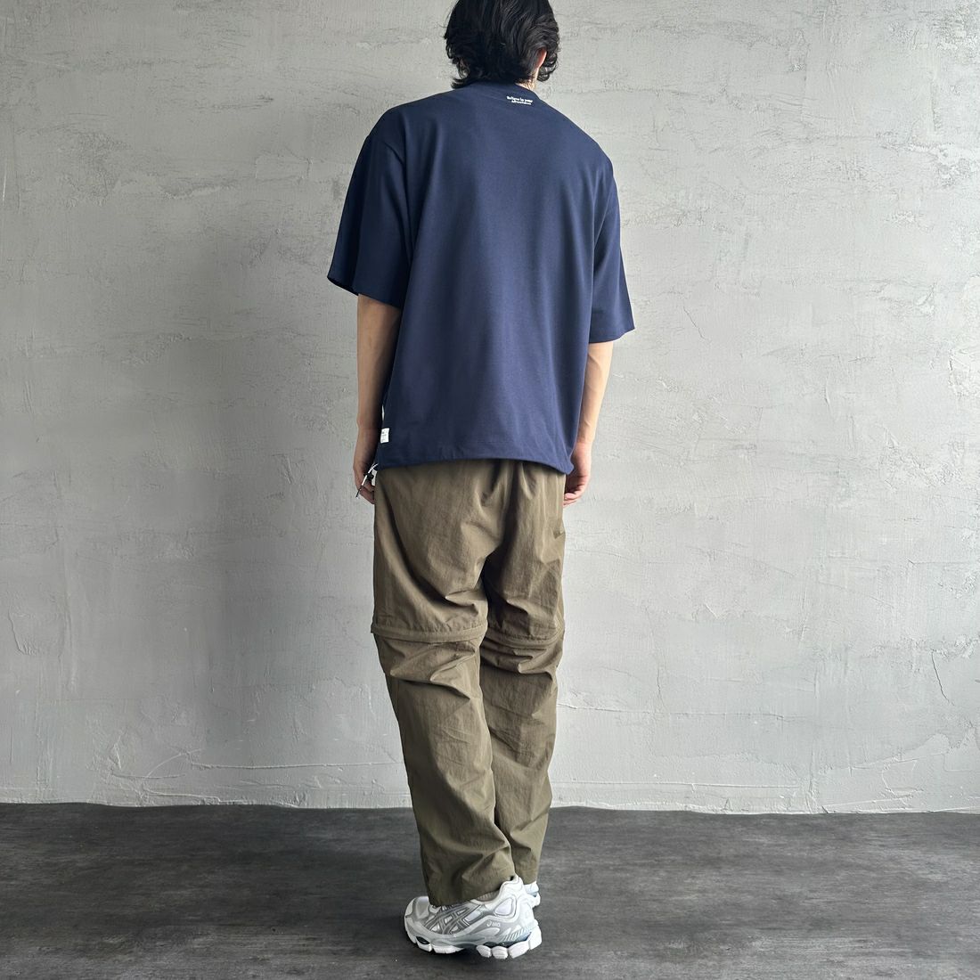 JEANSFACTORY × NANGA [ジーンズファクトリー × ナンガ] 別注 ワンポイントロゴ刺繍 ルーズフィットドローコードTシャツ [NW25SS-JF4] NAVY &&モデル身長：179cm 着用サイズ：L&&