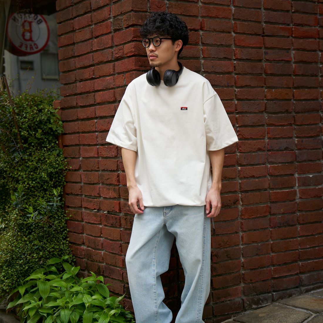 JEANSFACTORY × NANGA [ジーンズファクトリー × ナンガ] 別注 ワンポイントロゴ刺繍 ルーズフィットドローコードTシャツ [NW25SS-JF4] WHITE &&モデル身長：168cm 着用サイズ：L&&