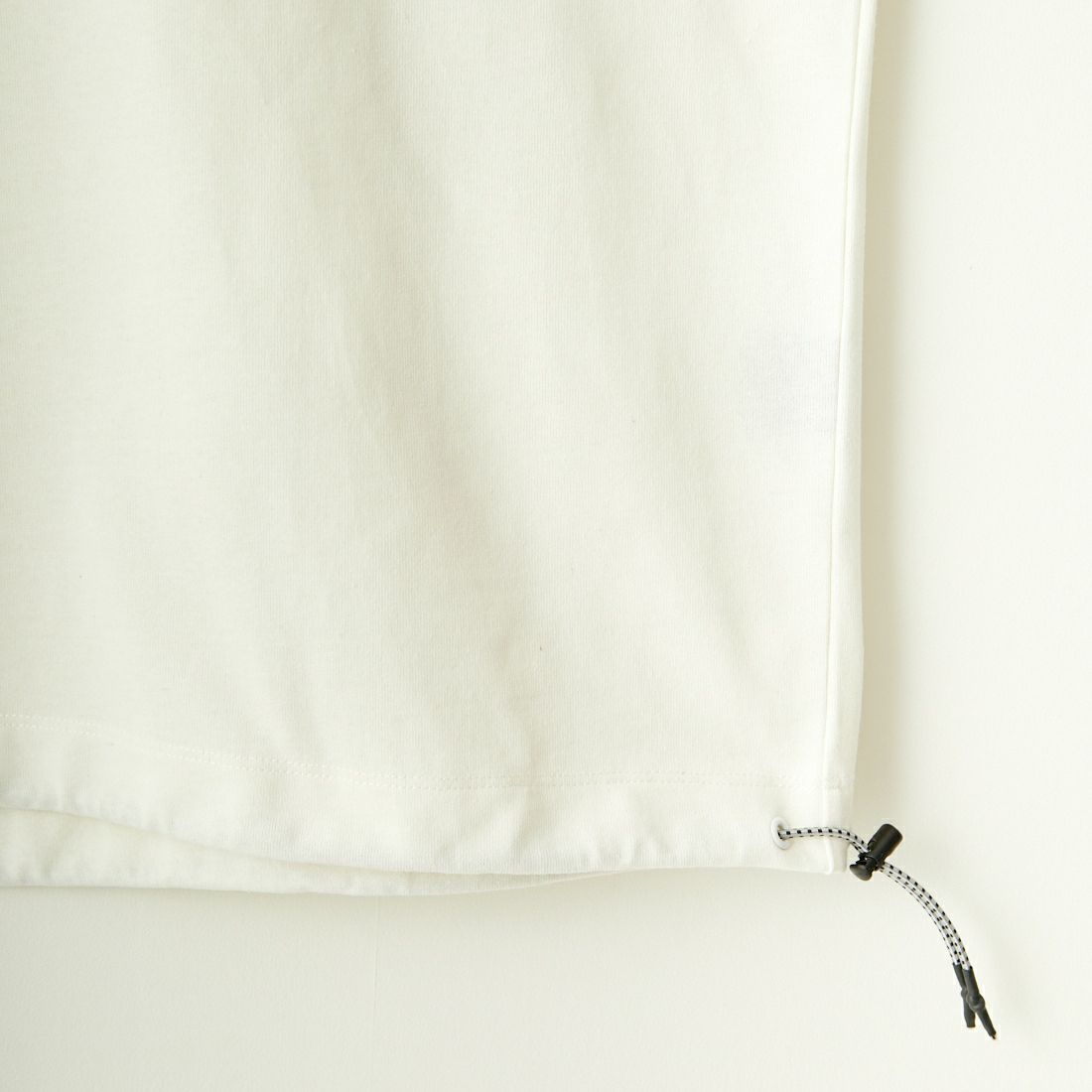 JEANSFACTORY × NANGA [ジーンズファクトリー × ナンガ] 別注 ワンポイントロゴ刺繍 ルーズフィットドローコードTシャツ [NW25SS-JF4] WHITE