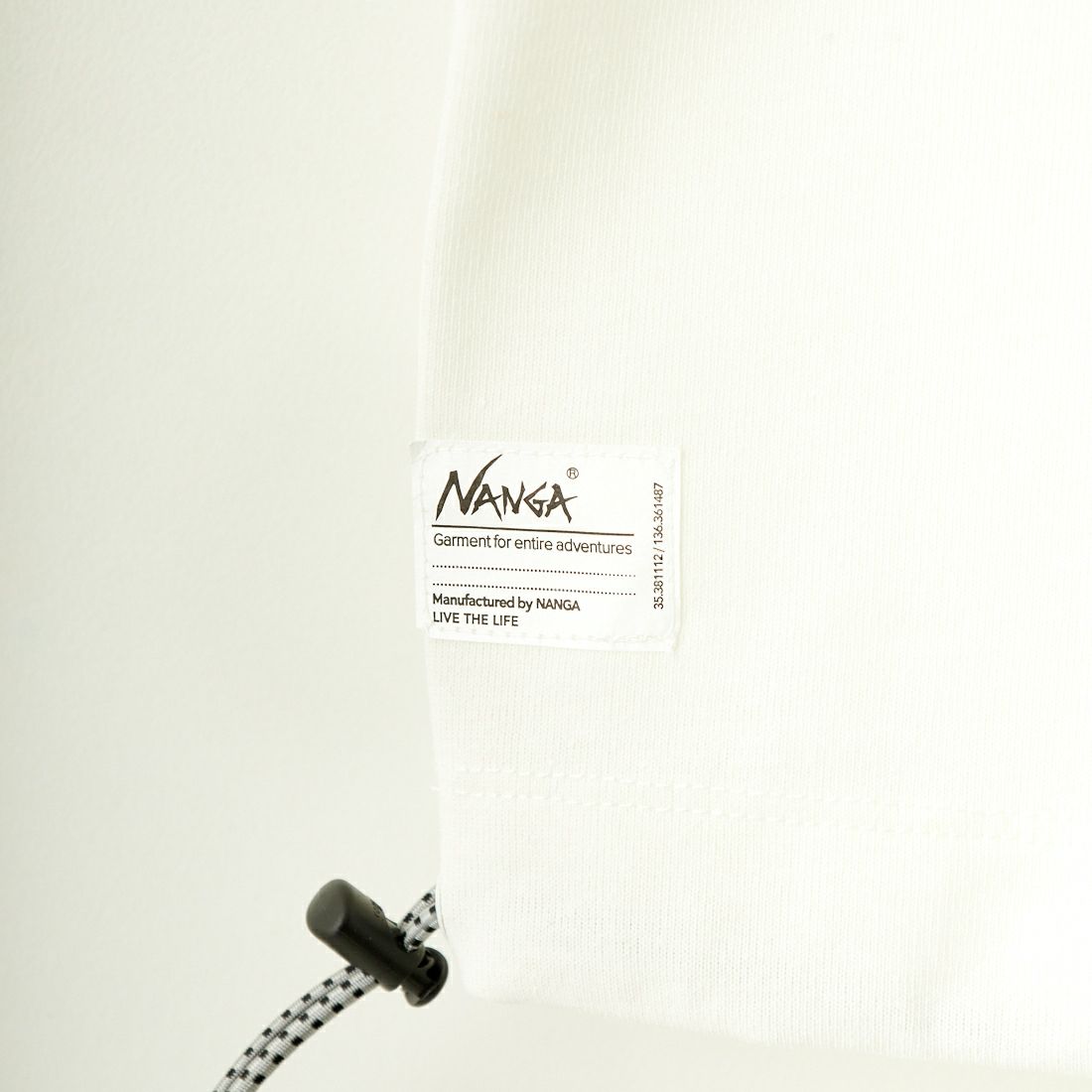 JEANSFACTORY × NANGA [ジーンズファクトリー × ナンガ] 別注 ワンポイントロゴ刺繍 ルーズフィットドローコードTシャツ [NW25SS-JF4] WHITE