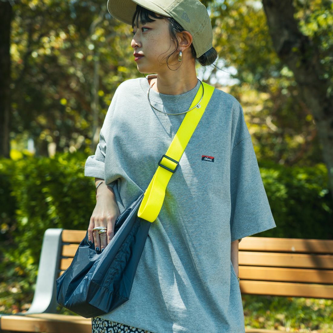 JEANSFACTORY × NANGA [ジーンズファクトリー × ナンガ] 別注 ワンポイントロゴ刺繍 ルーズフィットドローコードTシャツ [NW25SS-JF4] GRAY&&モデル身長：150cm 着用サイズ：S&&