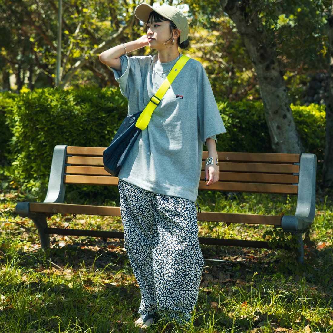 JEANSFACTORY × NANGA [ジーンズファクトリー × ナンガ] 別注 ワンポイントロゴ刺繍 ルーズフィットドローコードTシャツ [NW25SS-JF4] GRAY&&モデル身長：150cm 着用サイズ：S&&