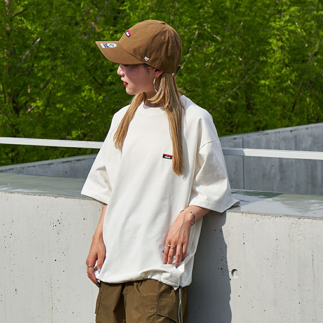 JEANSFACTORY × NANGA [ジーンズファクトリー × ナンガ] 別注 ワンポイントロゴ刺繍 ルーズフィットドローコードTシャツ [NW25SS-JF4] WHITE &&モデル身長：156cm 着用サイズ：S&&