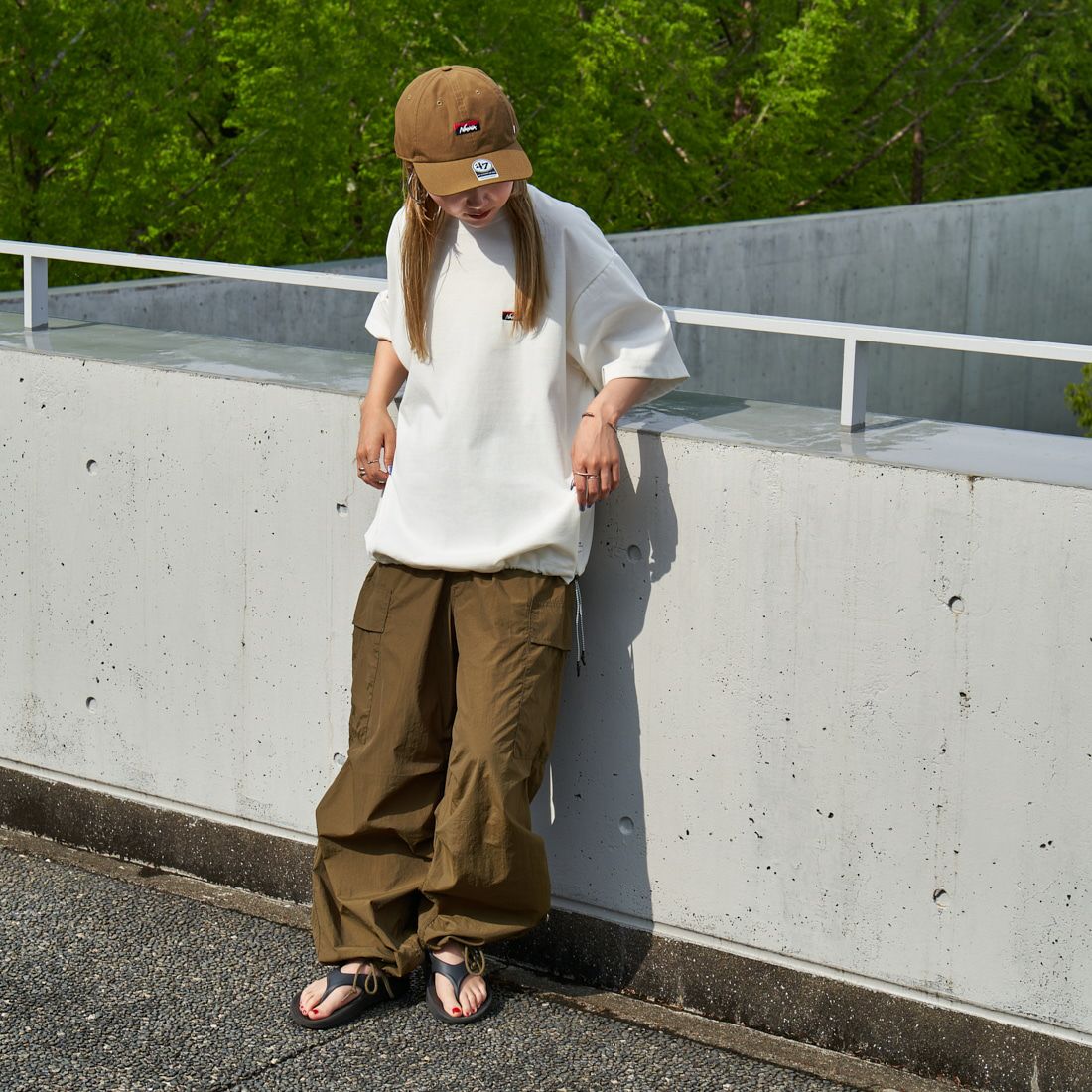 JEANSFACTORY × NANGA [ジーンズファクトリー × ナンガ] 別注 ワンポイントロゴ刺繍 ルーズフィットドローコードTシャツ [NW25SS-JF4] WHITE &&モデル身長：156cm 着用サイズ：S&&