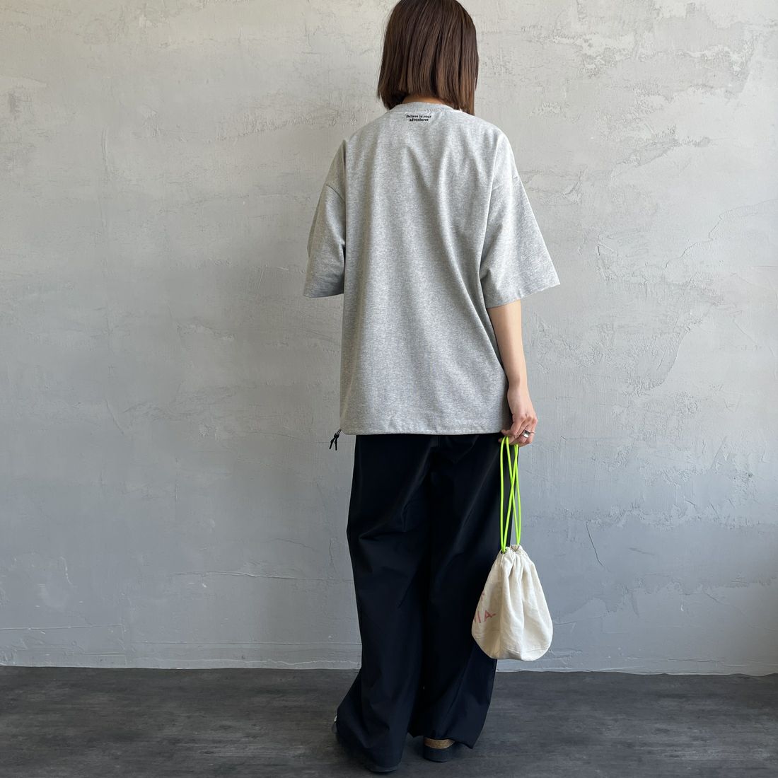 JEANSFACTORY × NANGA [ジーンズファクトリー × ナンガ] 別注 ワンポイントロゴ刺繍 ルーズフィットドローコードTシャツ [NW25SS-JF4] GRAY &&モデル身長：159cm 着用サイズ：S&&