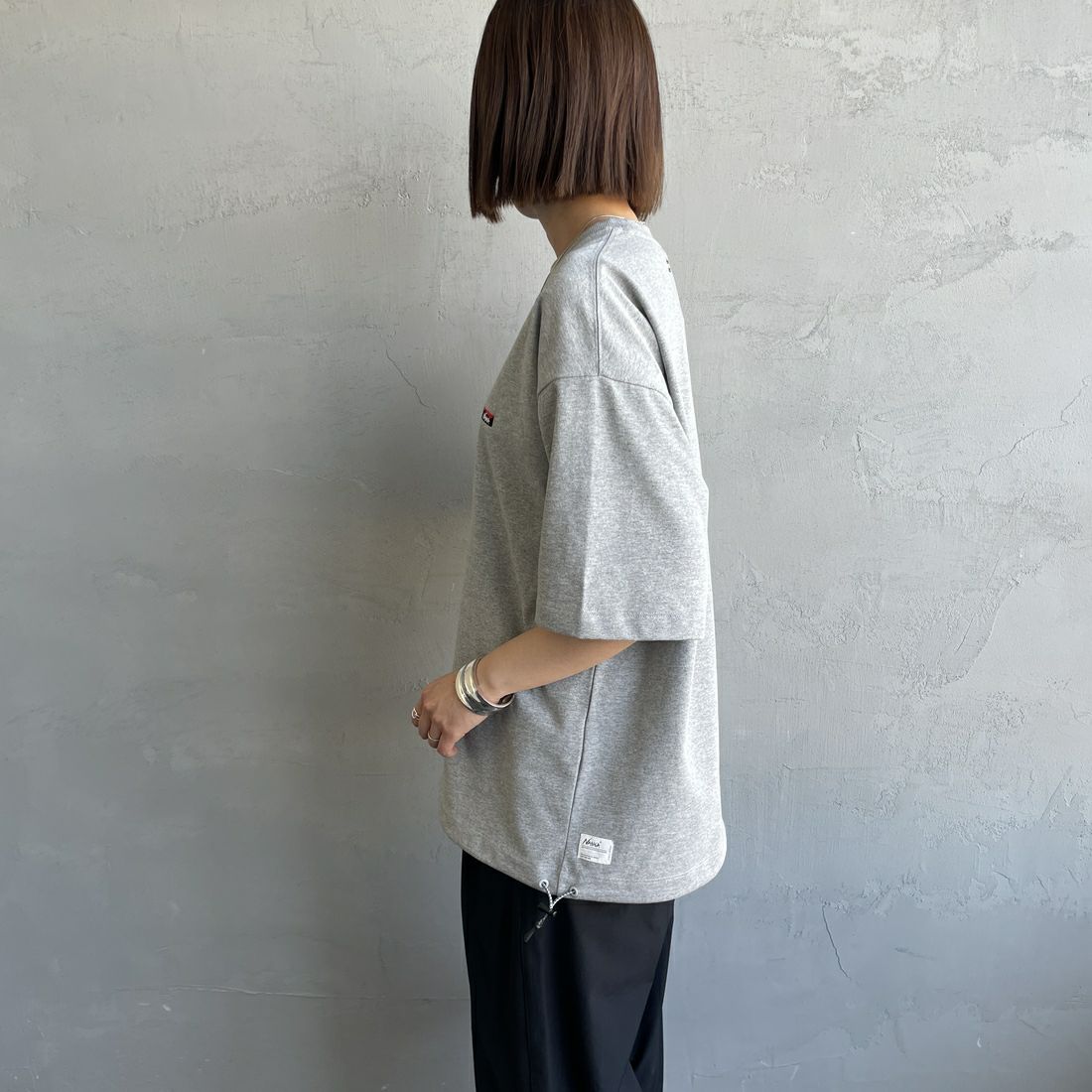 JEANSFACTORY × NANGA [ジーンズファクトリー × ナンガ] 別注 ワンポイントロゴ刺繍 ルーズフィットドローコードTシャツ [NW25SS-JF4] GRAY &&モデル身長：159cm 着用サイズ：S&&