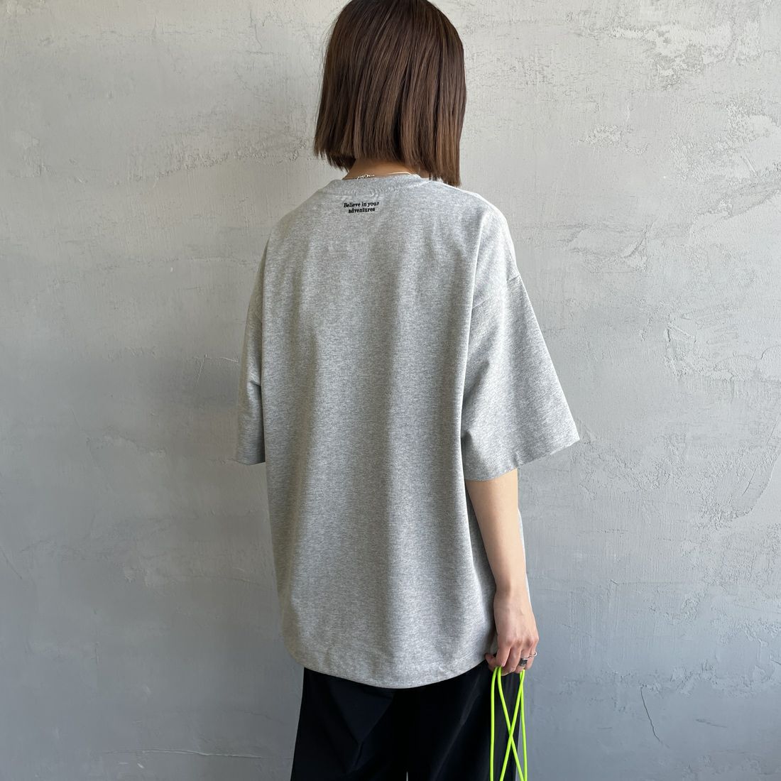 JEANSFACTORY × NANGA [ジーンズファクトリー × ナンガ] 別注 ワンポイントロゴ刺繍 ルーズフィットドローコードTシャツ [NW25SS-JF4] GRAY &&モデル身長：159cm 着用サイズ：S&&