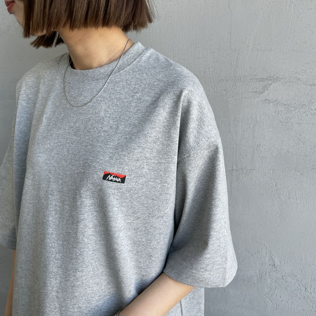 JEANSFACTORY × NANGA [ジーンズファクトリー × ナンガ] 別注 ワンポイントロゴ刺繍 ルーズフィットドローコードTシャツ [NW25SS-JF4] GRAY &&モデル身長：159cm 着用サイズ：S&&