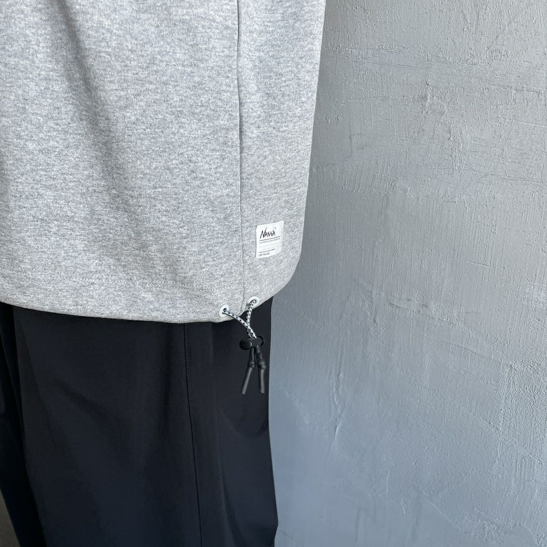 JEANSFACTORY × NANGA [ジーンズファクトリー × ナンガ] 別注 ワンポイントロゴ刺繍 ルーズフィットドローコードTシャツ [NW25SS-JF4] GRAY &&モデル身長：159cm 着用サイズ：S&&