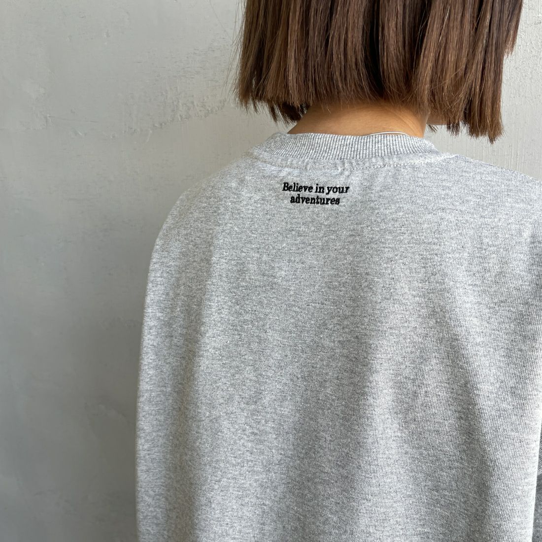 JEANSFACTORY × NANGA [ジーンズファクトリー × ナンガ] 別注 ワンポイントロゴ刺繍 ルーズフィットドローコードTシャツ [NW25SS-JF4] GRAY &&モデル身長：159cm 着用サイズ：S&&