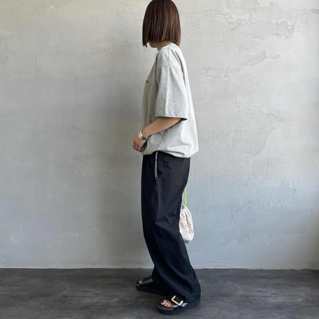 JEANSFACTORY × NANGA [ジーンズファクトリー × ナンガ] 別注 ワンポイントロゴ刺繍 ルーズフィットドローコードTシャツ [NW25SS-JF4] GRAY &&モデル身長：159cm 着用サイズ：S&&