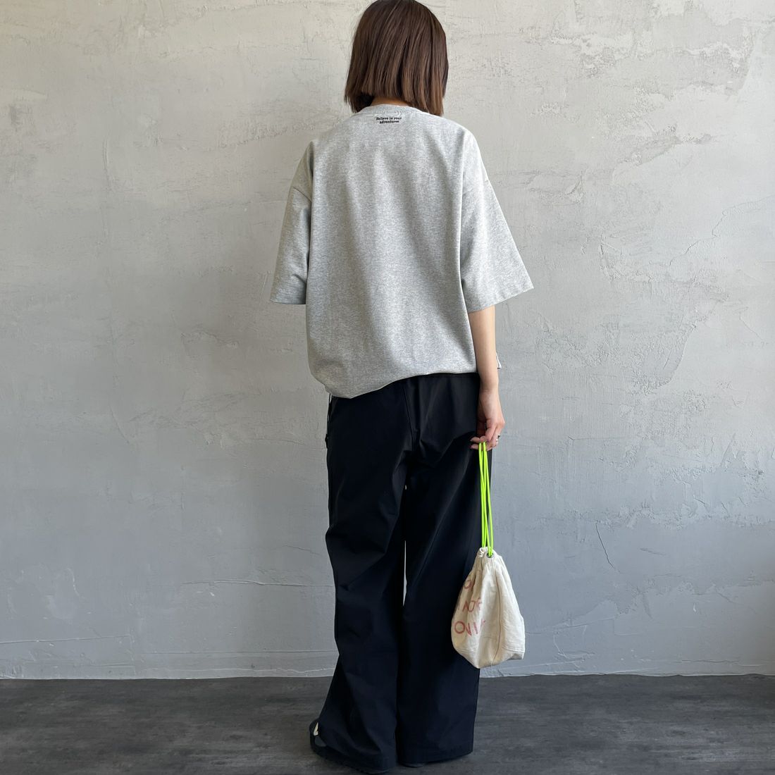 JEANSFACTORY × NANGA [ジーンズファクトリー × ナンガ] 別注 ワンポイントロゴ刺繍 ルーズフィットドローコードTシャツ [NW25SS-JF4] GRAY &&モデル身長：159cm 着用サイズ：S&&