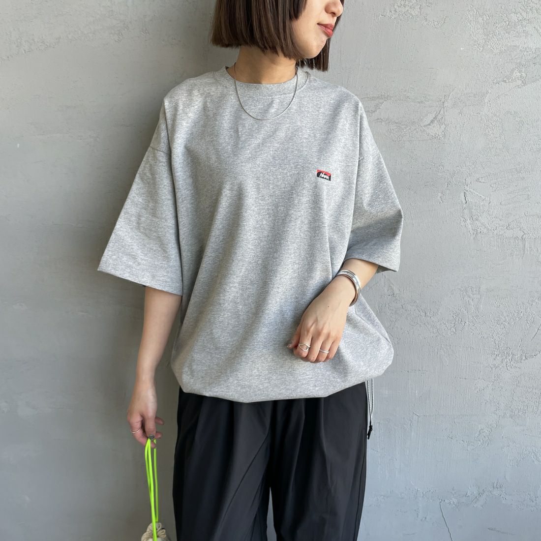 JEANSFACTORY × NANGA [ジーンズファクトリー × ナンガ] 別注 ワンポイントロゴ刺繍 ルーズフィットドローコードTシャツ [NW25SS-JF4] GRAY &&モデル身長：159cm 着用サイズ：S&&