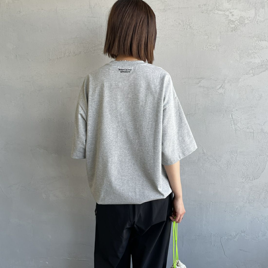 JEANSFACTORY × NANGA [ジーンズファクトリー × ナンガ] 別注 ワンポイントロゴ刺繍 ルーズフィットドローコードTシャツ [NW25SS-JF4] GRAY &&モデル身長：159cm 着用サイズ：S&&