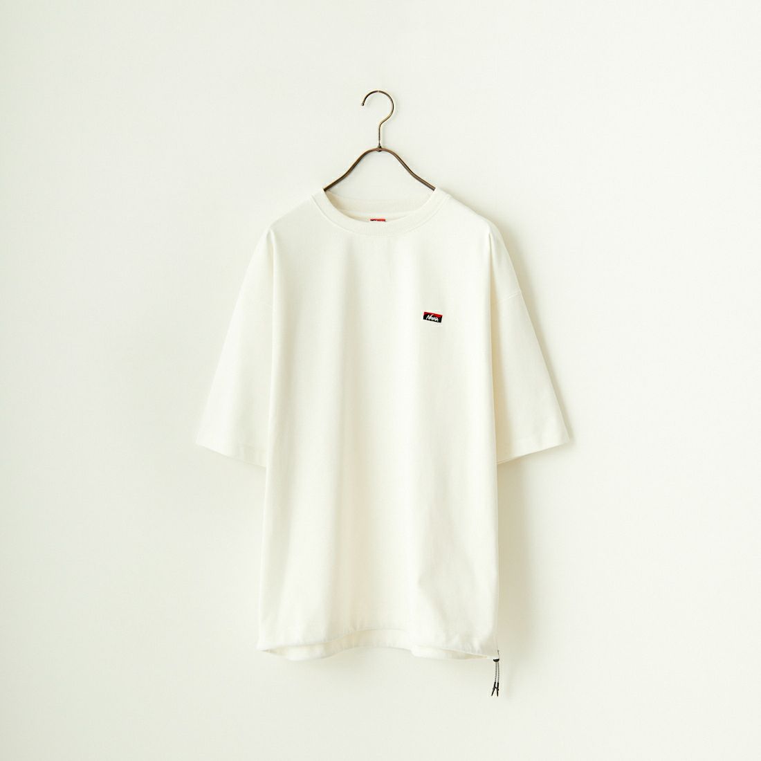 JEANSFACTORY × NANGA [ジーンズファクトリー × ナンガ] 別注 ワンポイントロゴ刺繍 ルーズフィットドローコードTシャツ [NW25SS-JF4] WHITE