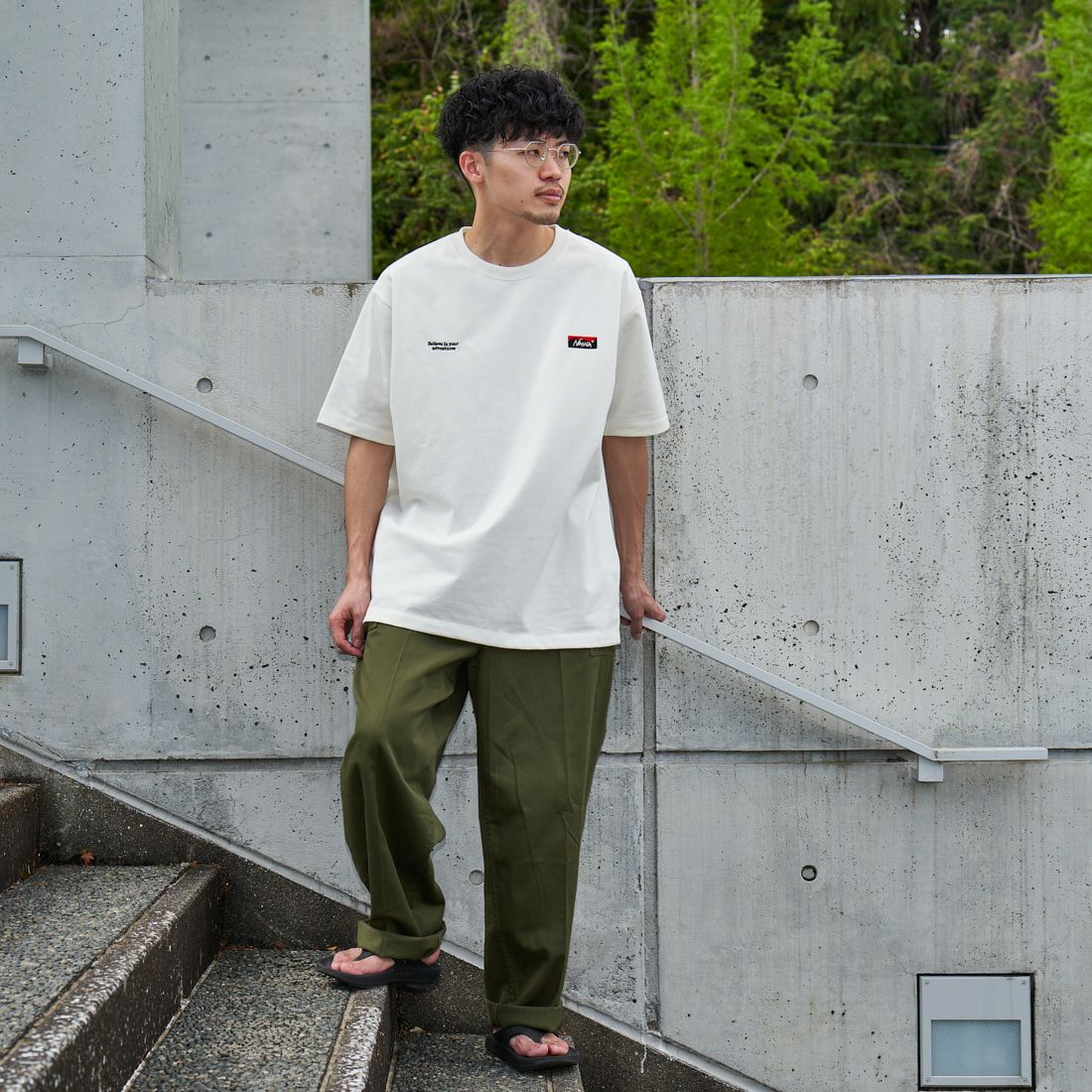 JEANSFACTORY × NANGA [ジーンズファクトリー × ナンガ] 別注 ブランドロゴ刺繍 ショートスリーブTシャツ [NW25SS-JF3] WHITE &&モデル身長：168cm 着用サイズ：L&&