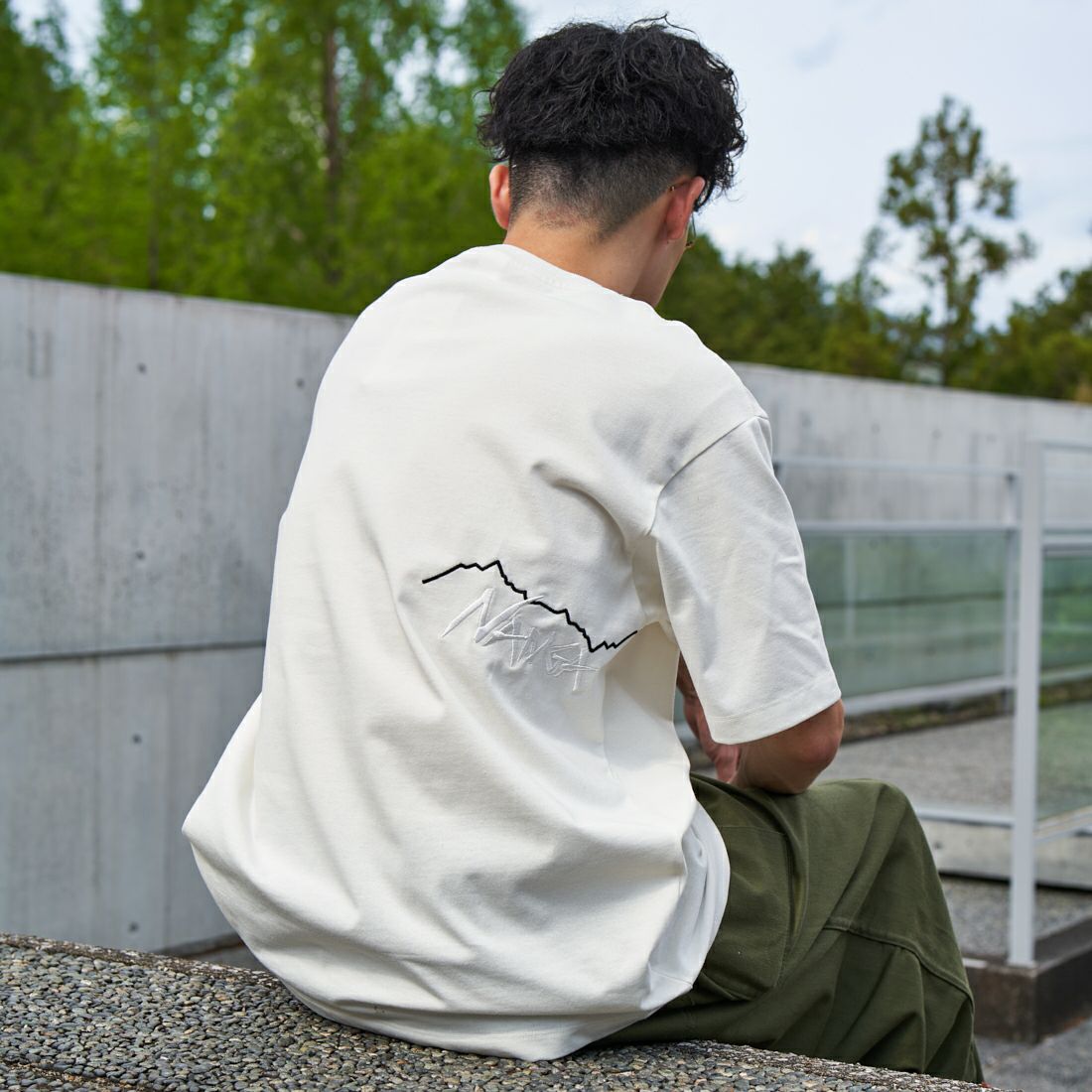 JEANSFACTORY × NANGA [ジーンズファクトリー × ナンガ] 別注 ブランドロゴ刺繍 ショートスリーブTシャツ [NW25SS-JF3] WHITE &&モデル身長：168cm 着用サイズ：L&&