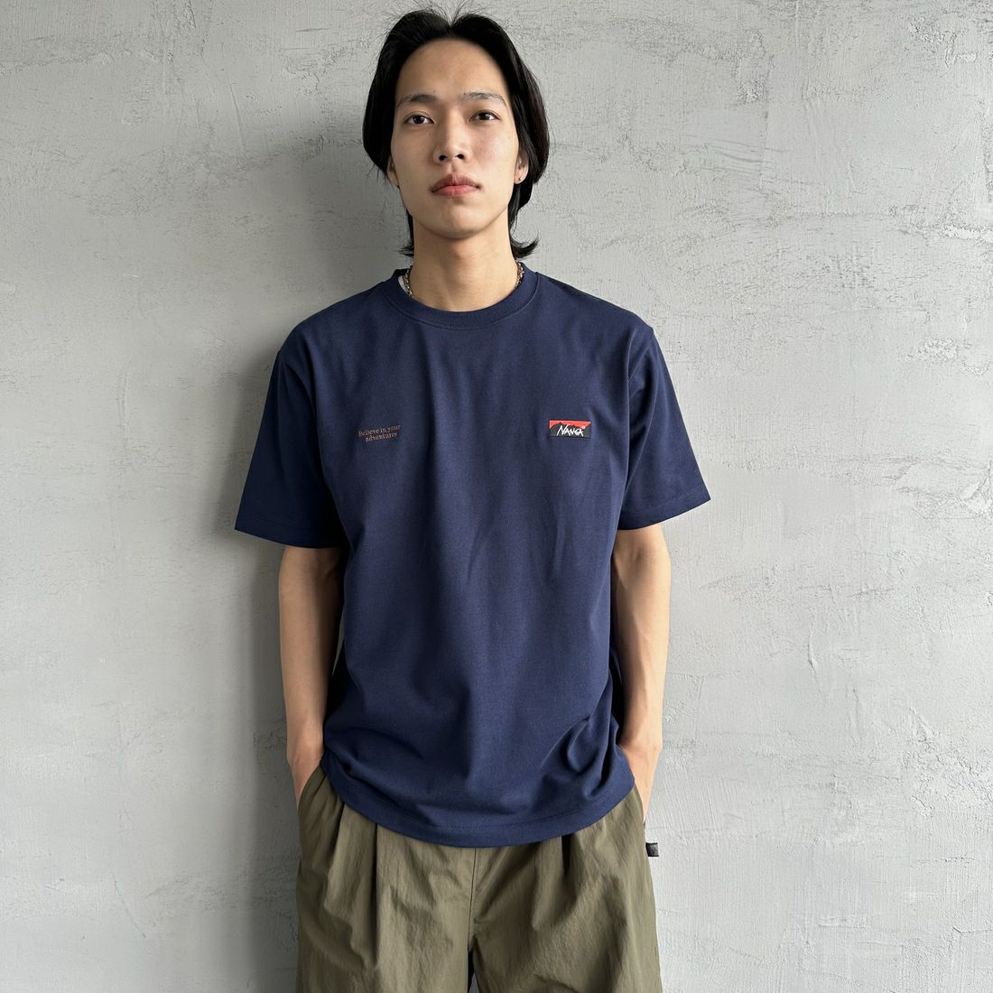 JEANSFACTORY × NANGA [ジーンズファクトリー × ナンガ] 別注 ブランドロゴ刺繍 ショートスリーブTシャツ [NW25SS-JF3] NAVY &&モデル身長：179cm 着用サイズ：L&&