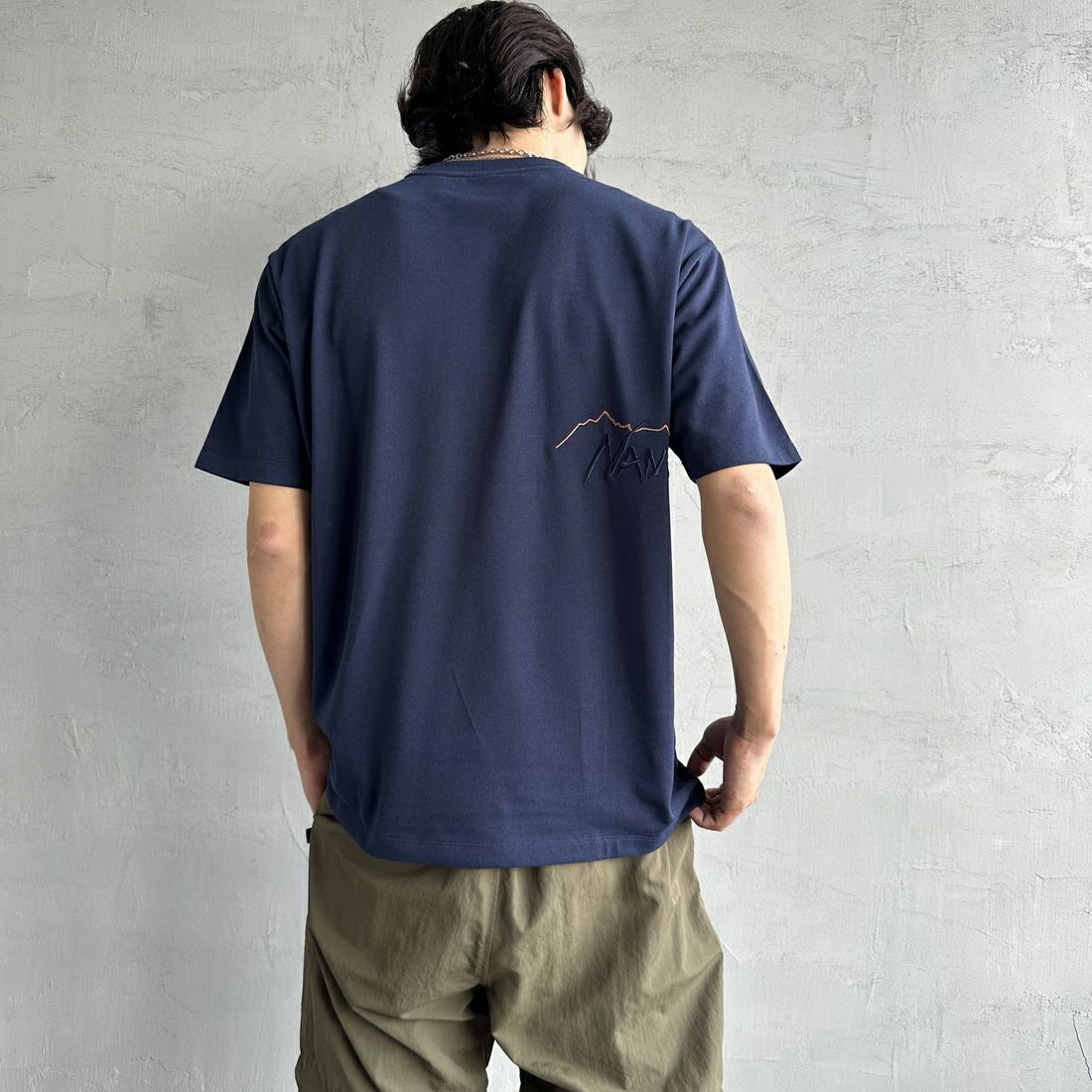 JEANSFACTORY × NANGA [ジーンズファクトリー × ナンガ] 別注 ブランドロゴ刺繍 ショートスリーブTシャツ [NW25SS-JF3] NAVY &&モデル身長：179cm 着用サイズ：L&&