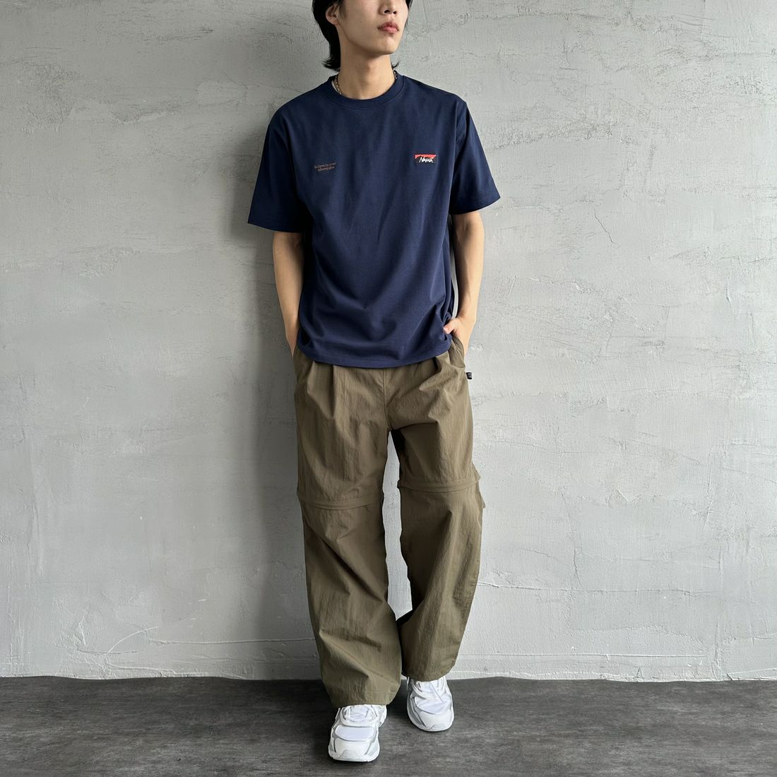 JEANSFACTORY × NANGA [ジーンズファクトリー × ナンガ] 別注 ブランドロゴ刺繍 ショートスリーブTシャツ [NW25SS-JF3] NAVY &&モデル身長：179cm 着用サイズ：L&&