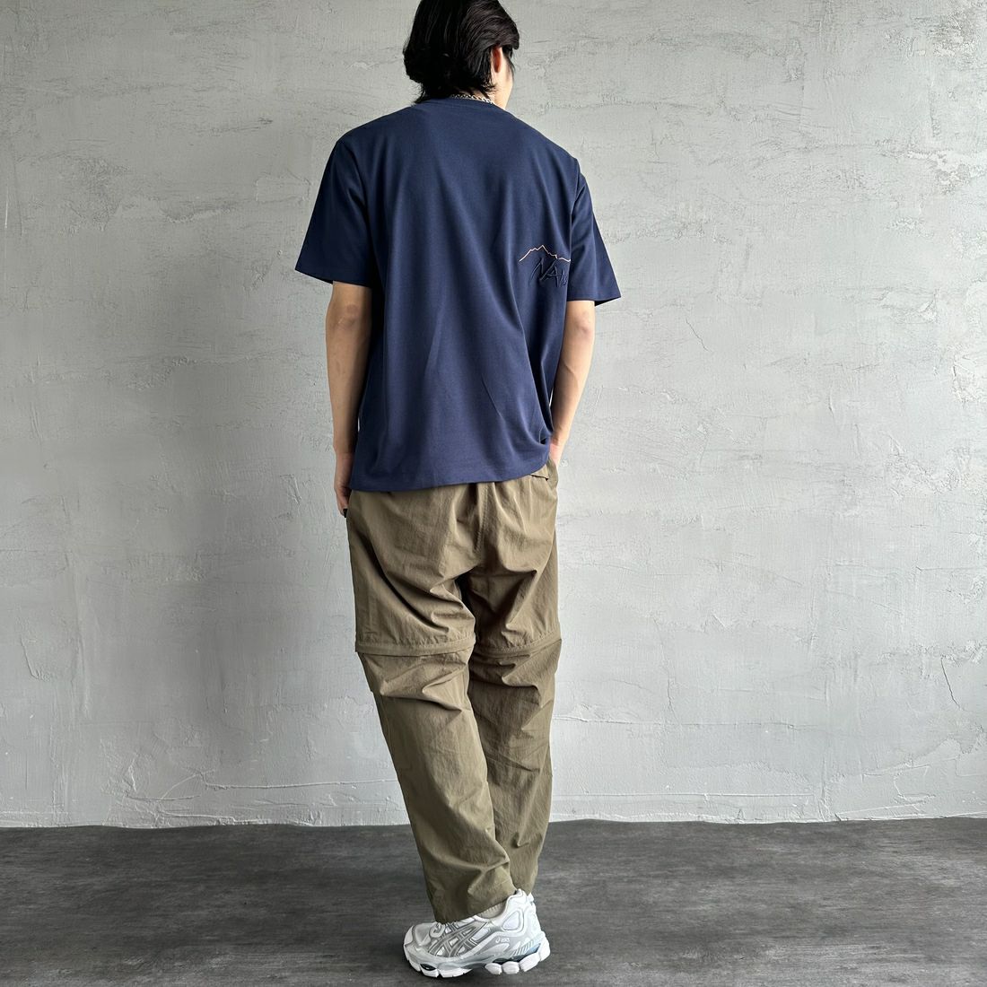 JEANSFACTORY × NANGA [ジーンズファクトリー × ナンガ] 別注 ブランドロゴ刺繍 ショートスリーブTシャツ [NW25SS-JF3] NAVY &&モデル身長：179cm 着用サイズ：L&&