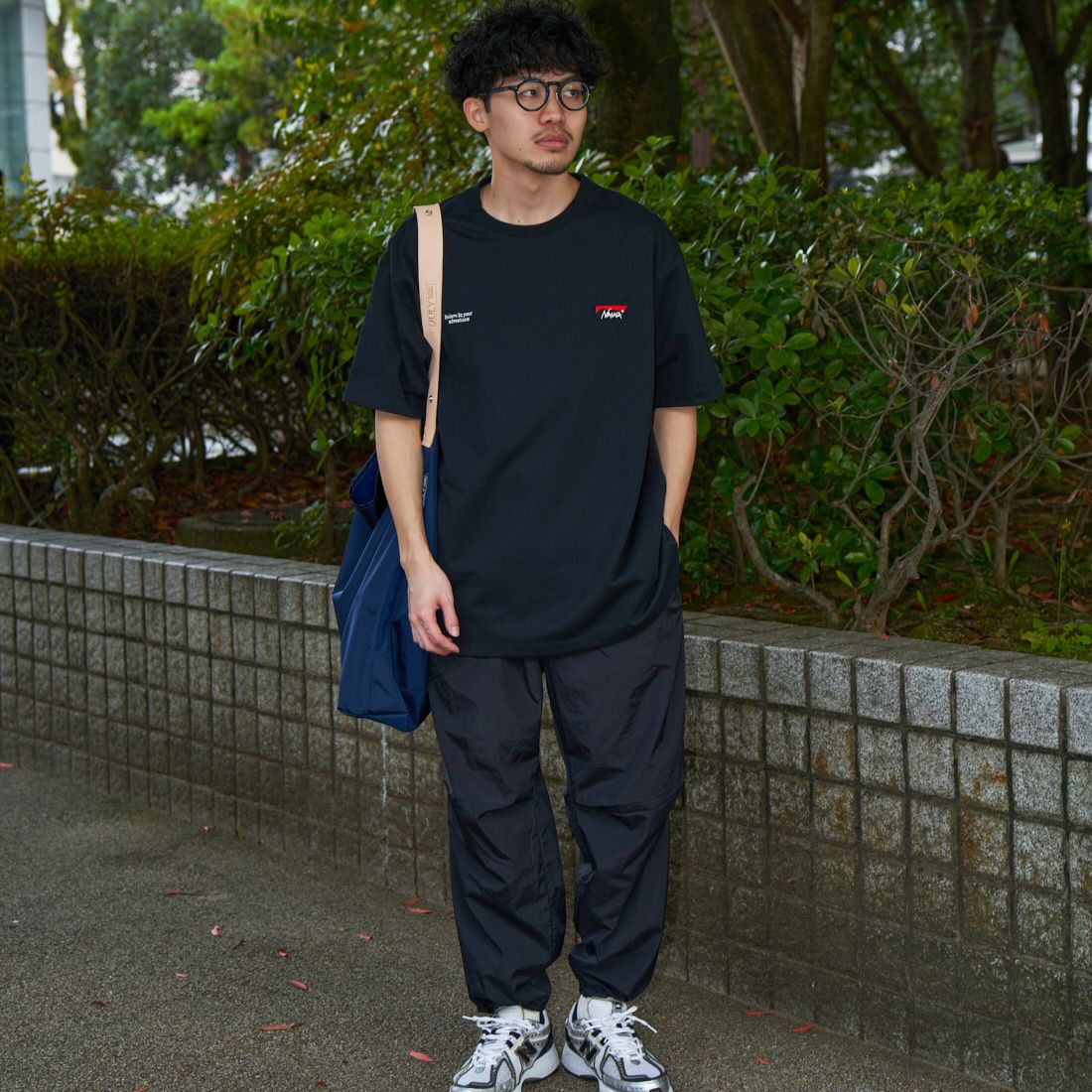 JEANSFACTORY × NANGA [ジーンズファクトリー × ナンガ] 別注 ブランドロゴ刺繍 ショートスリーブTシャツ [NW25SS-JF3] BLACK &&モデル身長：168cm 着用サイズ：L&&