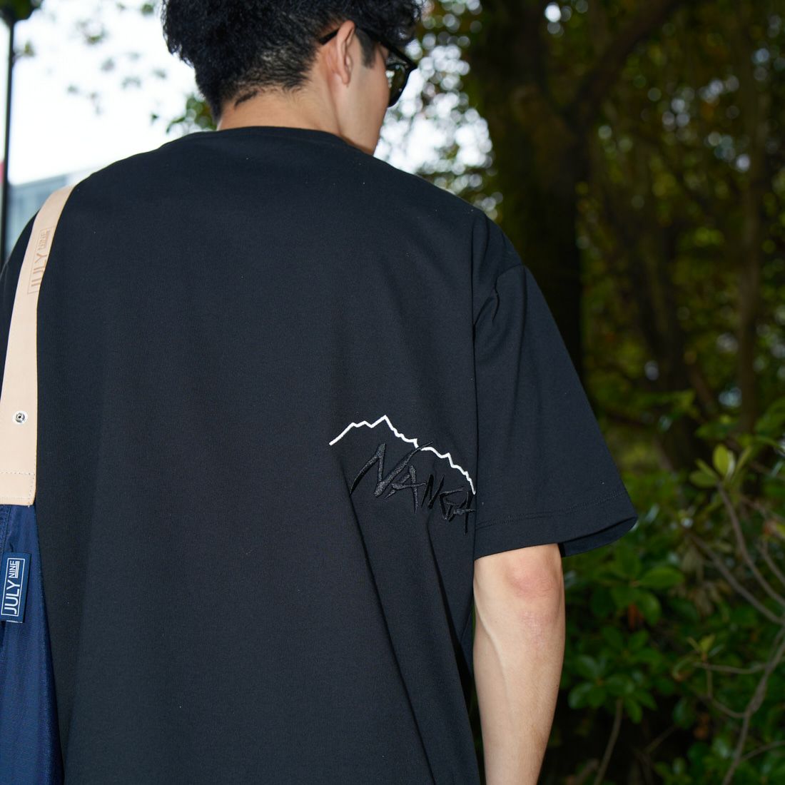 JEANSFACTORY × NANGA [ジーンズファクトリー × ナンガ] 別注 ブランドロゴ刺繍 ショートスリーブTシャツ [NW25SS-JF3] BLACK &&モデル身長：168cm 着用サイズ：L&&