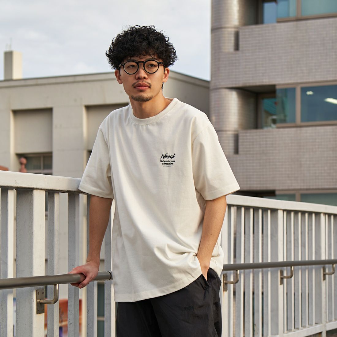 JEANSFACTORY × NANGA [ジーンズファクトリー × ナンガ] 別注 ヒストリーロゴ バックプリントTシャツ [NW25SS-JF2] WHITE &&モデル身長：168cm 着用サイズ：L&&