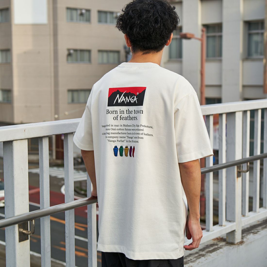 JEANSFACTORY × NANGA [ジーンズファクトリー × ナンガ] 別注 ヒストリーロゴ バックプリントTシャツ [NW25SS-JF2] WHITE &&モデル身長：168cm 着用サイズ：L&&