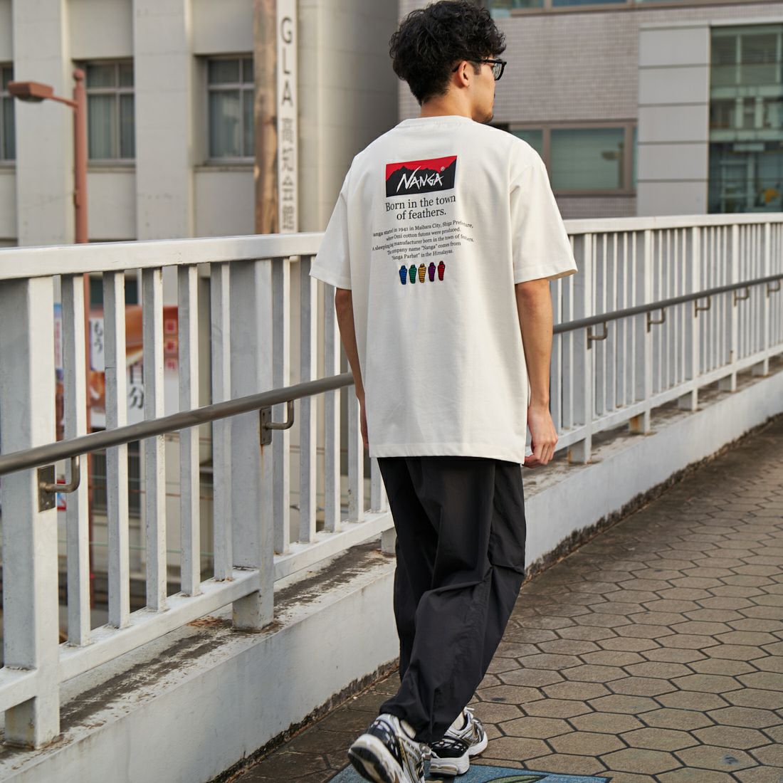 JEANSFACTORY × NANGA [ジーンズファクトリー × ナンガ] 別注 ヒストリーロゴ バックプリントTシャツ [NW25SS-JF2] WHITE &&モデル身長：168cm 着用サイズ：L&&