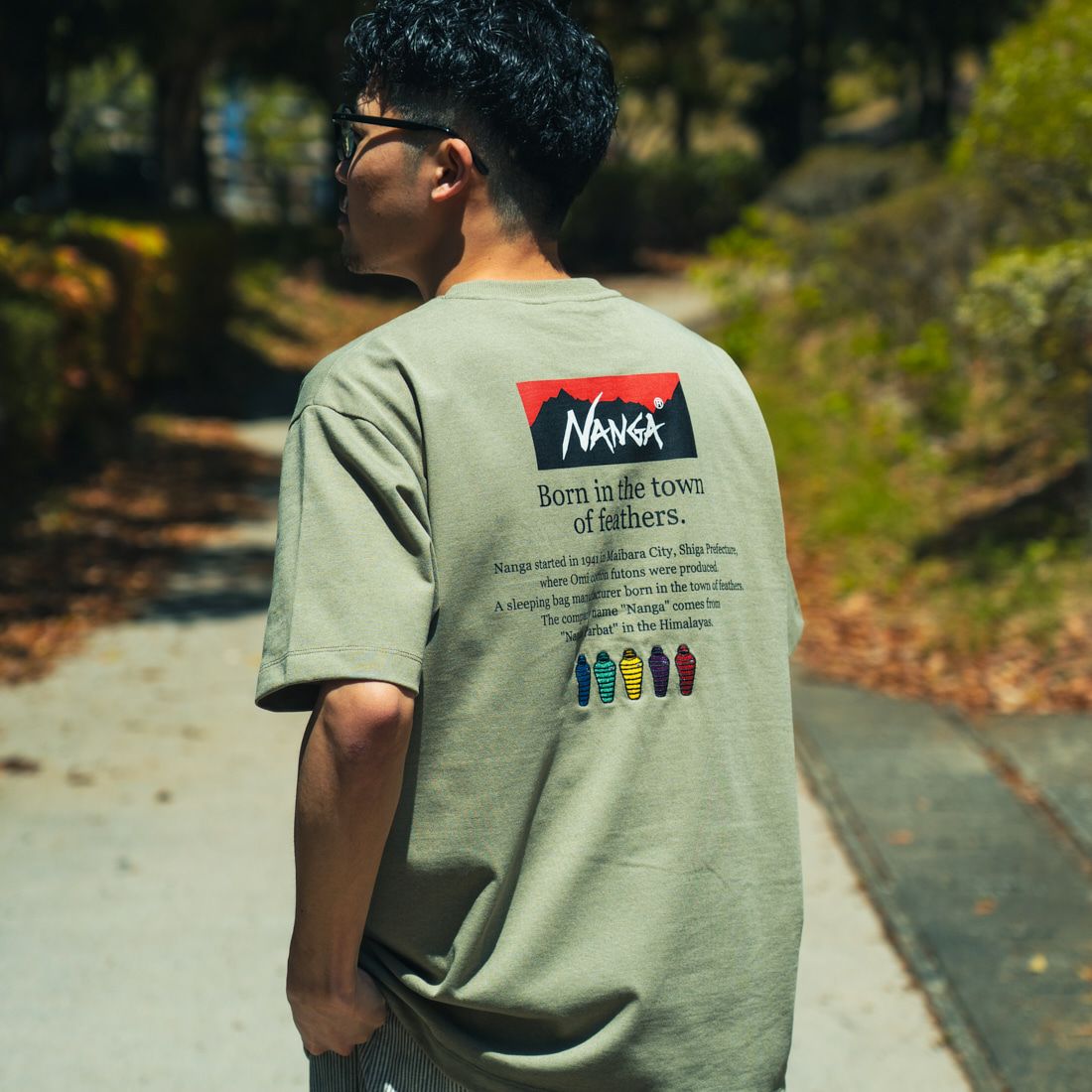 JEANSFACTORY × NANGA [ジーンズファクトリー × ナンガ] 別注 ヒストリーロゴ バックプリントTシャツ [NW25SS-JF2] LT.KHAKI &&モデル身長：168cm 着用サイズ：L&&