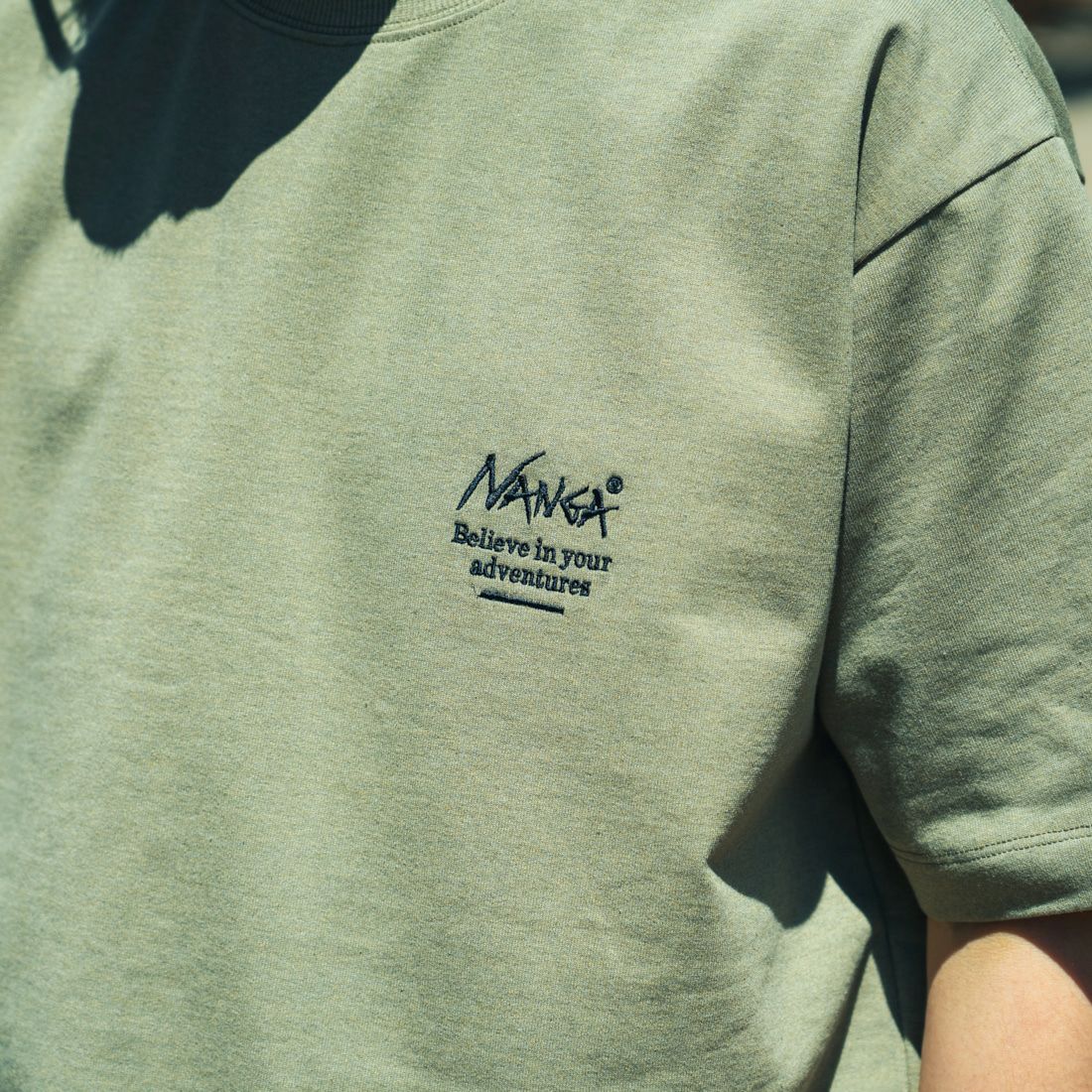 JEANSFACTORY × NANGA [ジーンズファクトリー × ナンガ] 別注 ヒストリーロゴ バックプリントTシャツ [NW25SS-JF2] LT.KHAKI &&モデル身長：179cm 着用サイズ：L&&