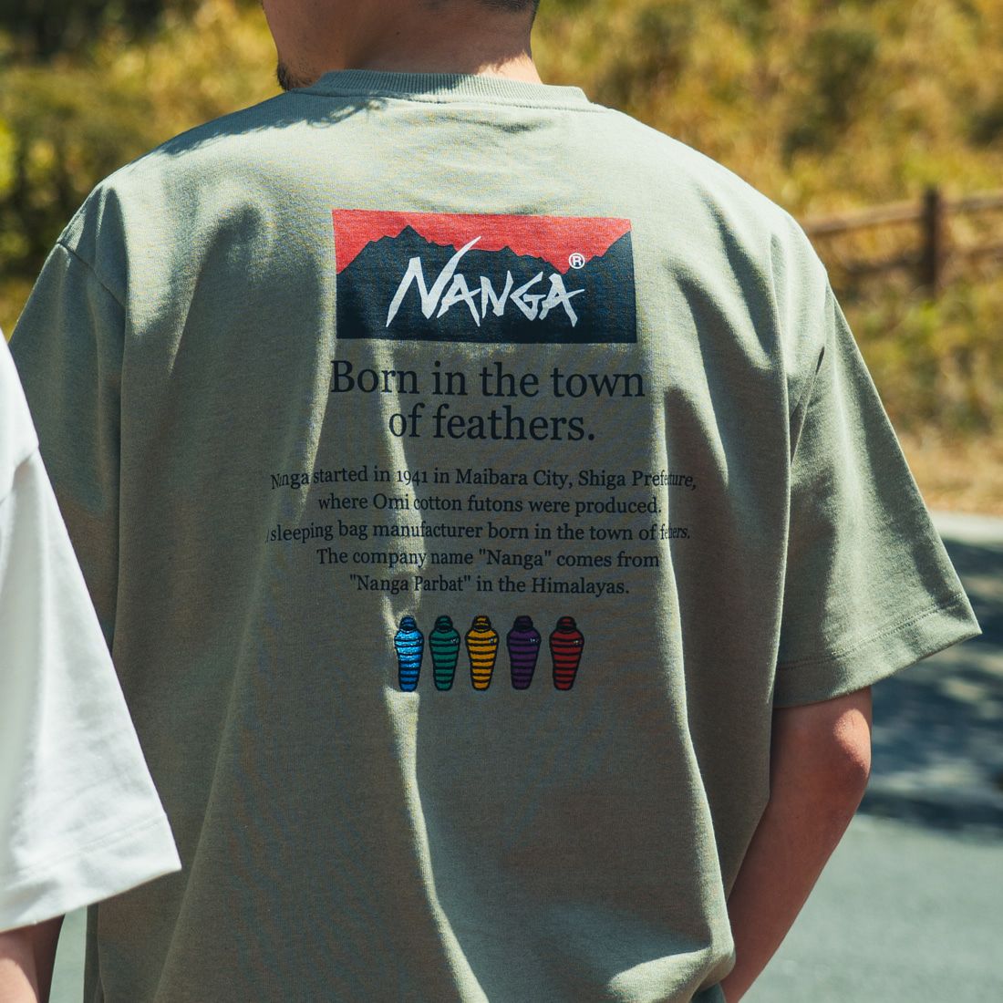JEANSFACTORY × NANGA [ジーンズファクトリー × ナンガ] 別注 ヒストリーロゴ バックプリントTシャツ [NW25SS-JF2] WHITE &&モデル身長：168cm 着用サイズ：L&&