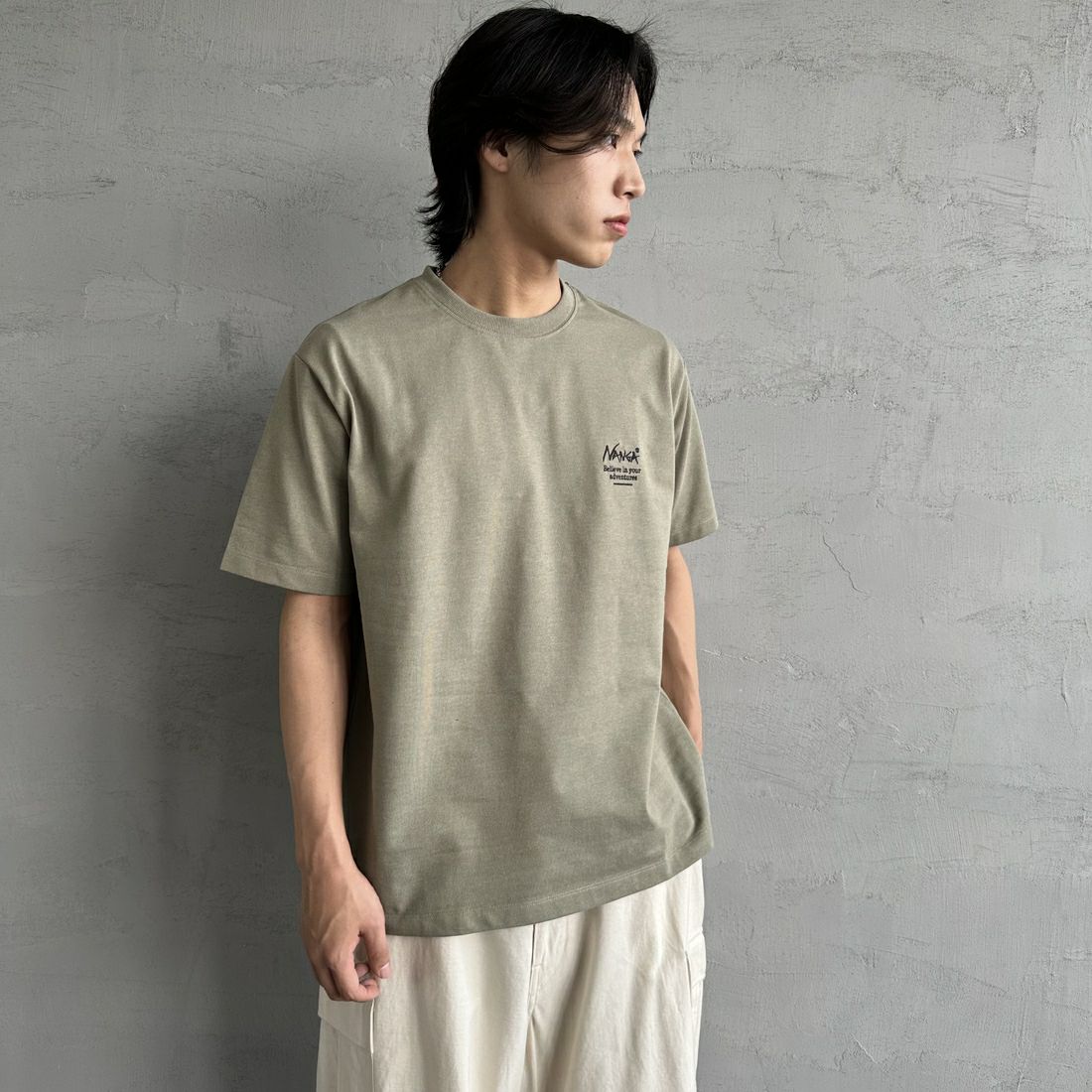JEANSFACTORY × NANGA [ジーンズファクトリー × ナンガ] 別注 ヒストリーロゴ バックプリントTシャツ [NW25SS-JF2] LT.KHAKI &&モデル身長：179cm 着用サイズ：L&&