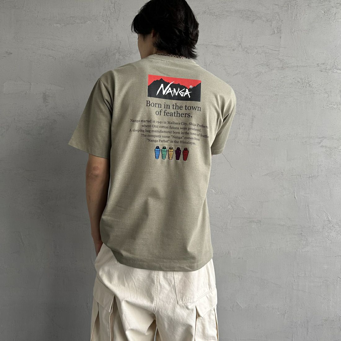 JEANSFACTORY × NANGA [ジーンズファクトリー × ナンガ] 別注 ヒストリーロゴ バックプリントTシャツ [NW25SS-JF2] LT.KHAKI &&モデル身長：179cm 着用サイズ：L&&