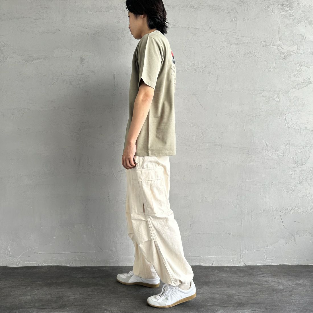JEANSFACTORY × NANGA [ジーンズファクトリー × ナンガ] 別注 ヒストリーロゴ バックプリントTシャツ [NW25SS-JF2] WHITE &&モデル身長：168cm 着用サイズ：L&&