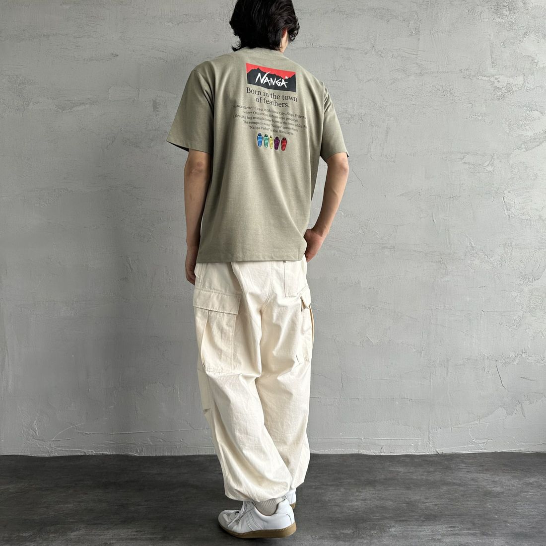 JEANSFACTORY × NANGA [ジーンズファクトリー × ナンガ] 別注 ヒストリーロゴ バックプリントTシャツ [NW25SS-JF2] LT.KHAKI &&モデル身長：179cm 着用サイズ：L&&