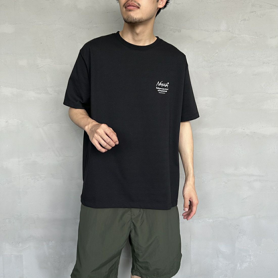 JEANSFACTORY × NANGA [ジーンズファクトリー × ナンガ] 別注 ヒストリーロゴ バックプリントTシャツ [NW25SS-JF2] BLACK &&モデル身長：168cm 着用サイズ：L&&